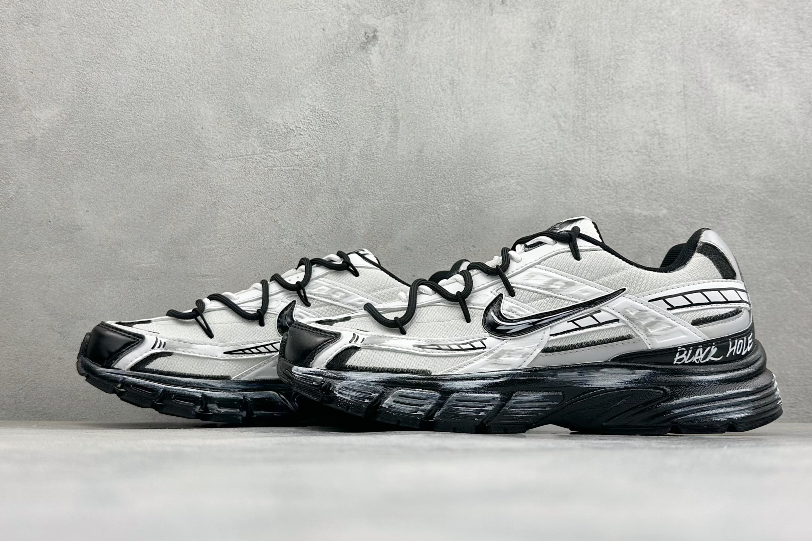 NIKE INITIATOR创始者系列 千禧白复古休闲运动舒适跑鞋 采用透气网眼鞋面和支撑覆盖层,自然运动设计的Phly NIKE INITIATOR创始者系列 千禧白复古休闲运动舒适跑鞋 采用透气网眼鞋面和支撑覆盖层,自然运动设计的Phly