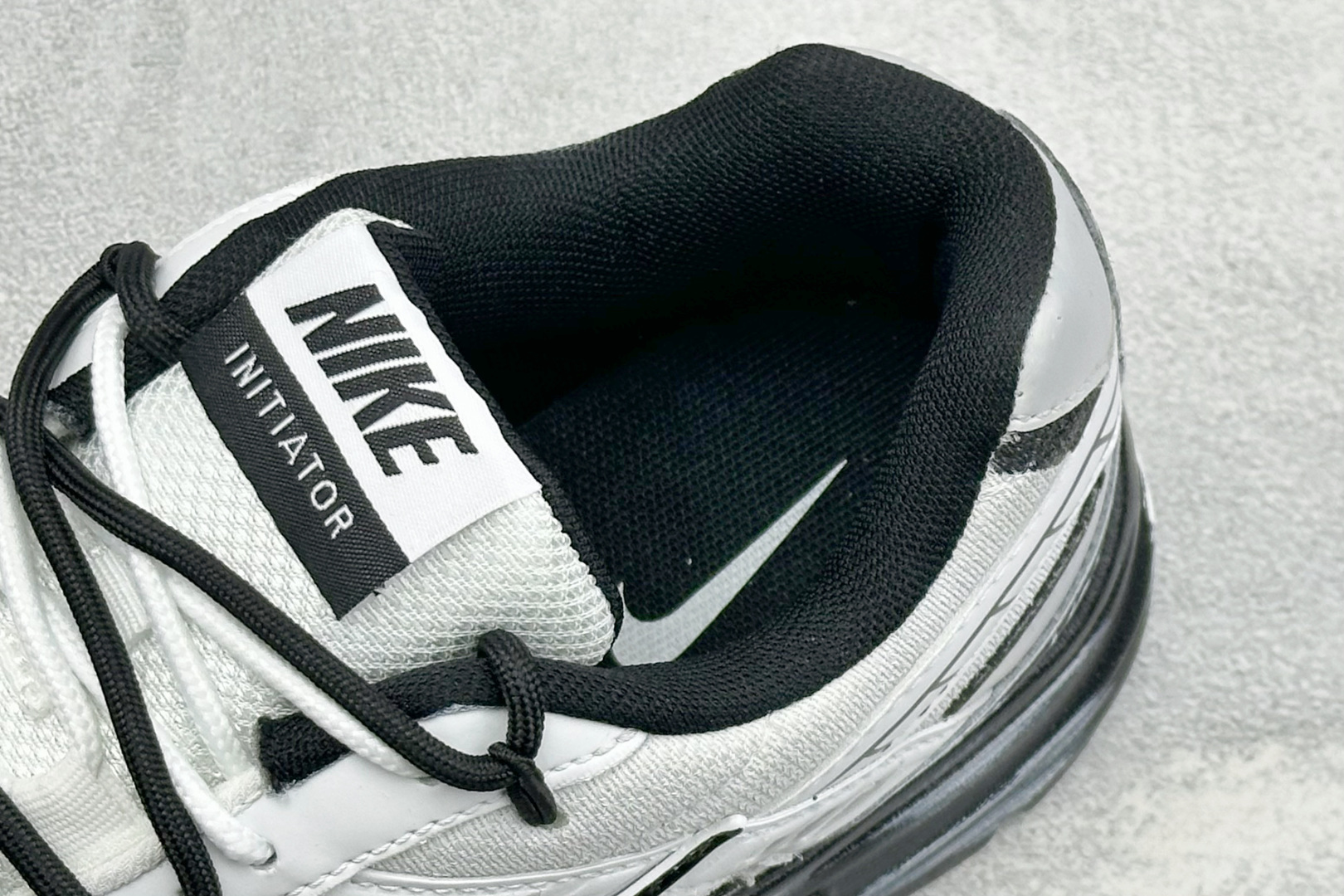 NIKE INITIATOR创始者系列 千禧白复古休闲运动舒适跑鞋 采用透气网眼鞋面和支撑覆盖层,自然运动设计的Phly NIKE INITIATOR创始者系列 千禧白复古休闲运动舒适跑鞋 采用透气网眼鞋面和支撑覆盖层,自然运动设计的Phly