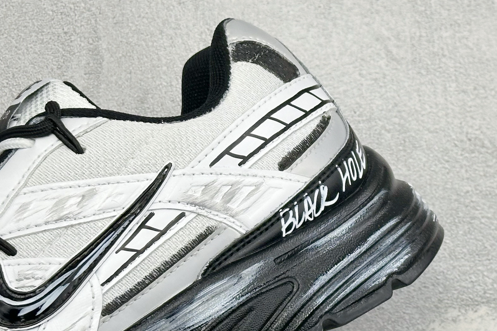 NIKE INITIATOR创始者系列 千禧白复古休闲运动舒适跑鞋 采用透气网眼鞋面和支撑覆盖层,自然运动设计的Phly NIKE INITIATOR创始者系列 千禧白复古休闲运动舒适跑鞋 采用透气网眼鞋面和支撑覆盖层,自然运动设计的Phly