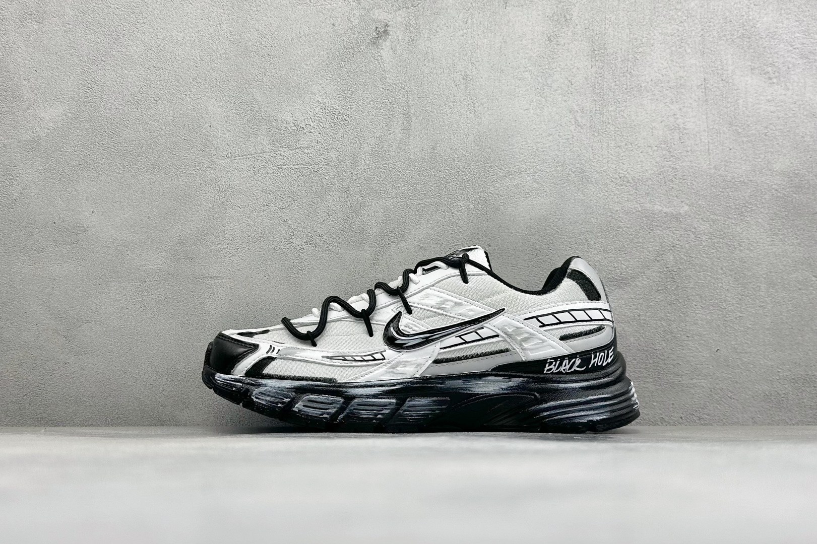 NIKE INITIATOR创始者系列 千禧白复古休闲运动舒适跑鞋 采用透气网眼鞋面和支撑覆盖层,自然运动设计的Phly NIKE INITIATOR创始者系列 千禧白复古休闲运动舒适跑鞋 采用透气网眼鞋面和支撑覆盖层,自然运动设计的Phly