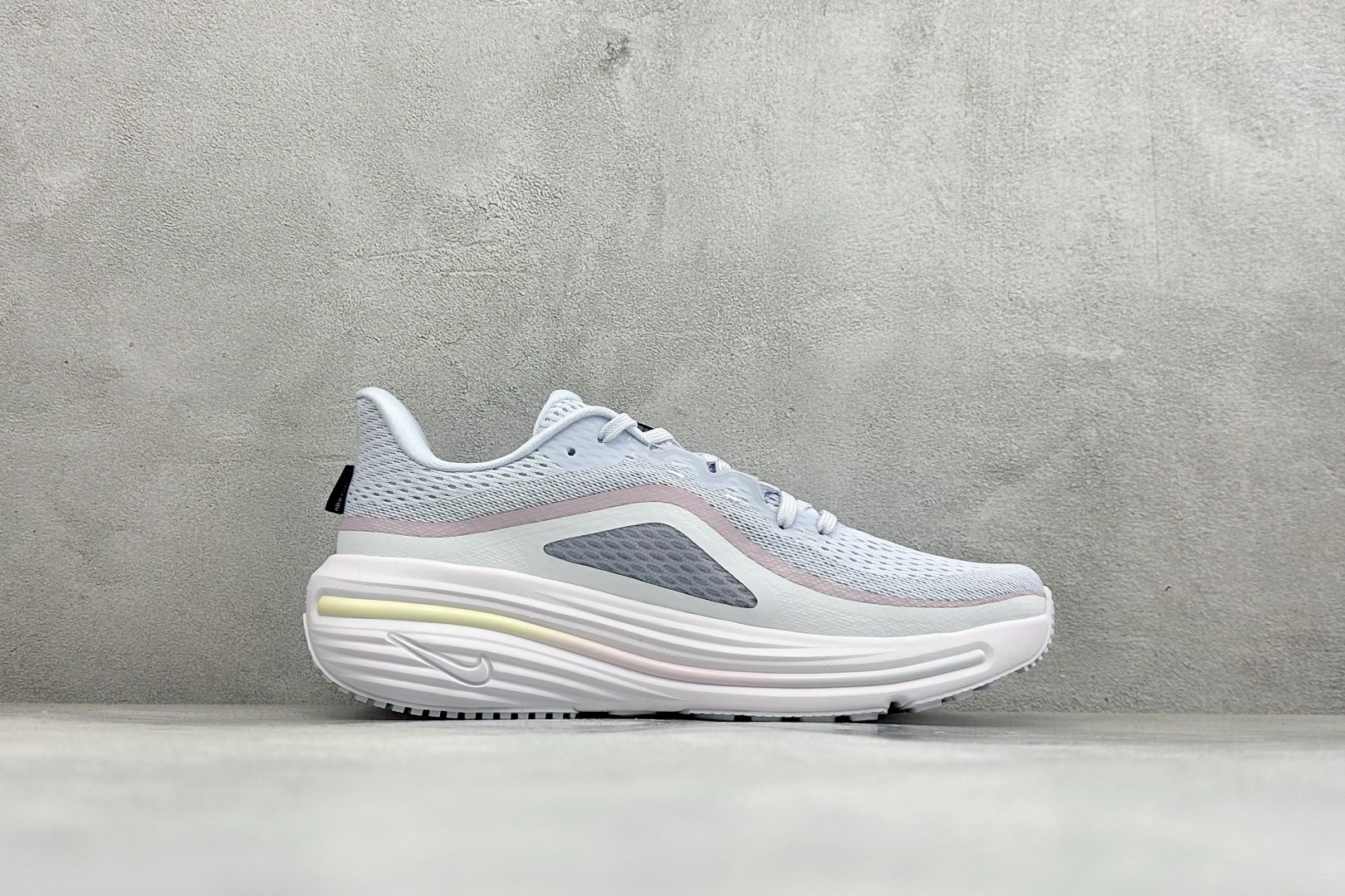 Nike Zoom Winflo 12 登月透气运动休闲缓震跑步鞋 #采用改良版网眼布和增加泡棉设计,专为驾驭耐力跑而设 Nike Zoom Winflo 12 登月透气运动休闲缓震跑步鞋 #采用改良版网眼布和增加泡棉设计,专为驾驭耐力跑而设