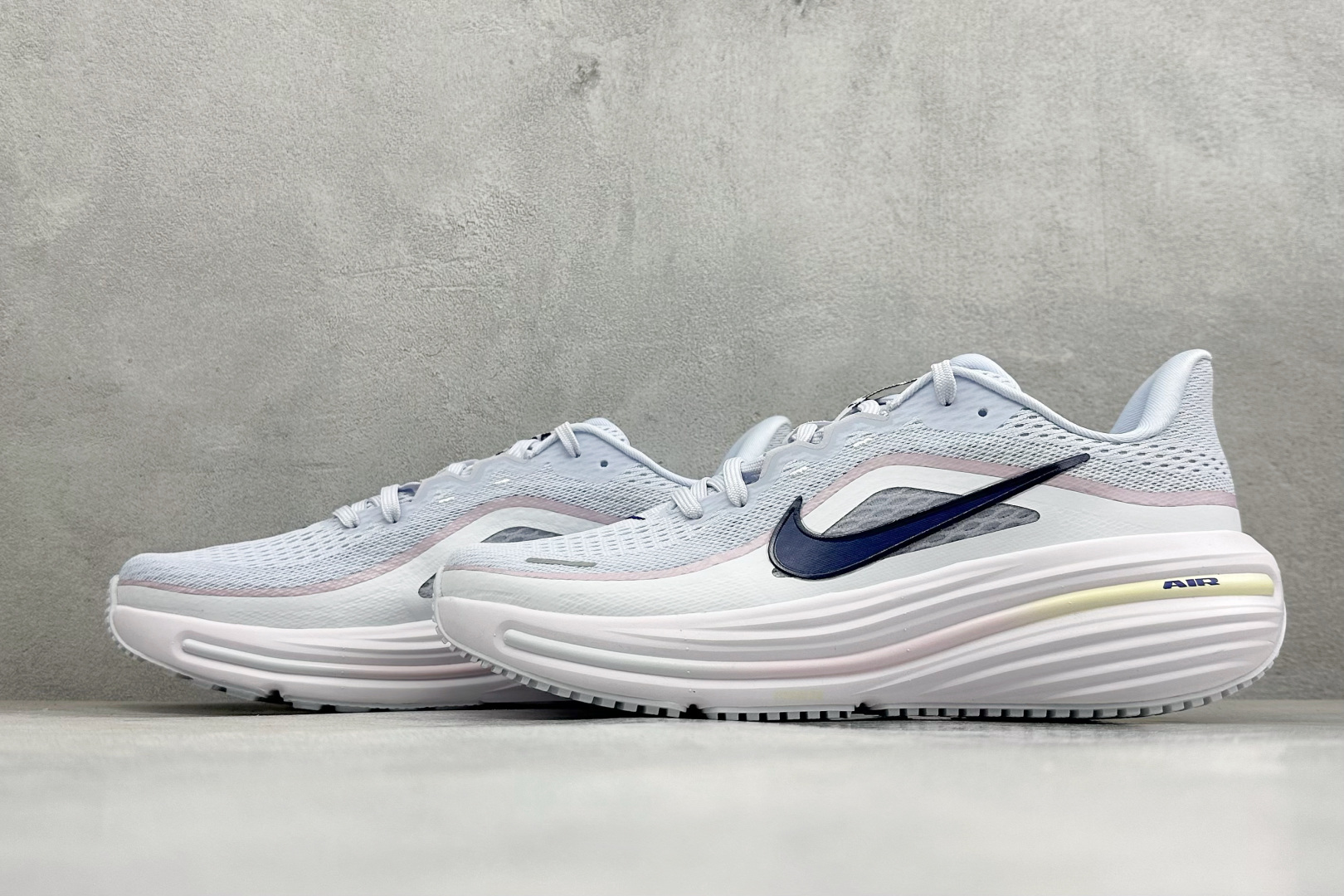 Nike Zoom Winflo 12 登月透气运动休闲缓震跑步鞋 #采用改良版网眼布和增加泡棉设计,专为驾驭耐力跑而设 Nike Zoom Winflo 12 登月透气运动休闲缓震跑步鞋 #采用改良版网眼布和增加泡棉设计,专为驾驭耐力跑而设