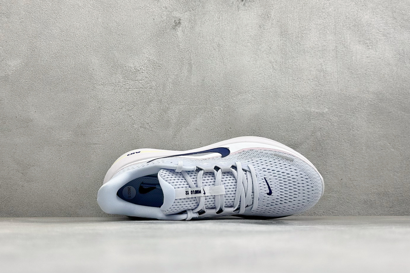 Nike Zoom Winflo 12 登月透气运动休闲缓震跑步鞋 #采用改良版网眼布和增加泡棉设计,专为驾驭耐力跑而设 Nike Zoom Winflo 12 登月透气运动休闲缓震跑步鞋 #采用改良版网眼布和增加泡棉设计,专为驾驭耐力跑而设