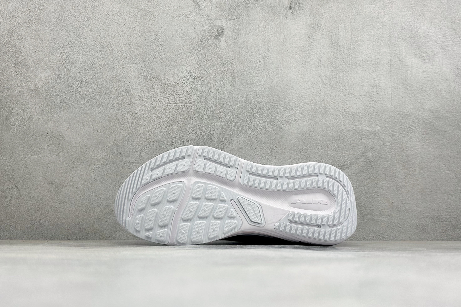 Nike Zoom Winflo 12 登月透气运动休闲缓震跑步鞋 #采用改良版网眼布和增加泡棉设计,专为驾驭耐力跑而设 Nike Zoom Winflo 12 登月透气运动休闲缓震跑步鞋 #采用改良版网眼布和增加泡棉设计,专为驾驭耐力跑而设