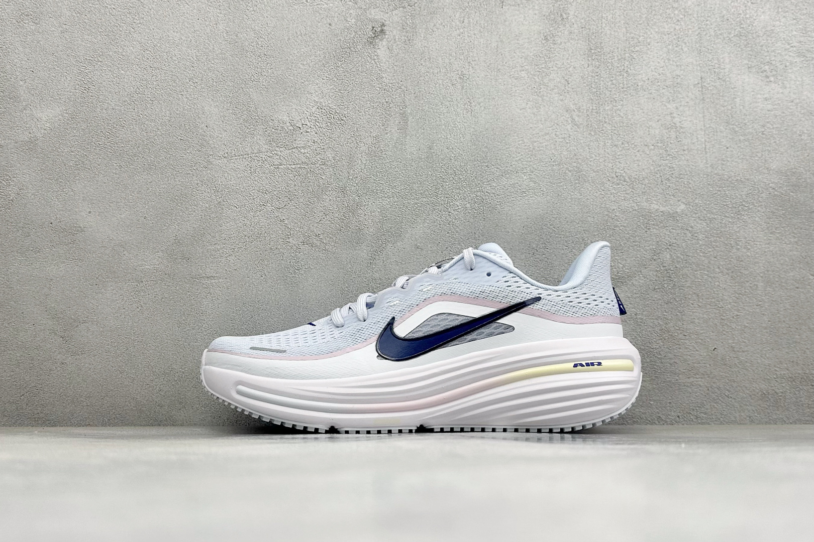 Nike Zoom Winflo 12 登月透气运动休闲缓震跑步鞋 #采用改良版网眼布和增加泡棉设计,专为驾驭耐力跑而设 Nike Zoom Winflo 12 登月透气运动休闲缓震跑步鞋 #采用改良版网眼布和增加泡棉设计,专为驾驭耐力跑而设