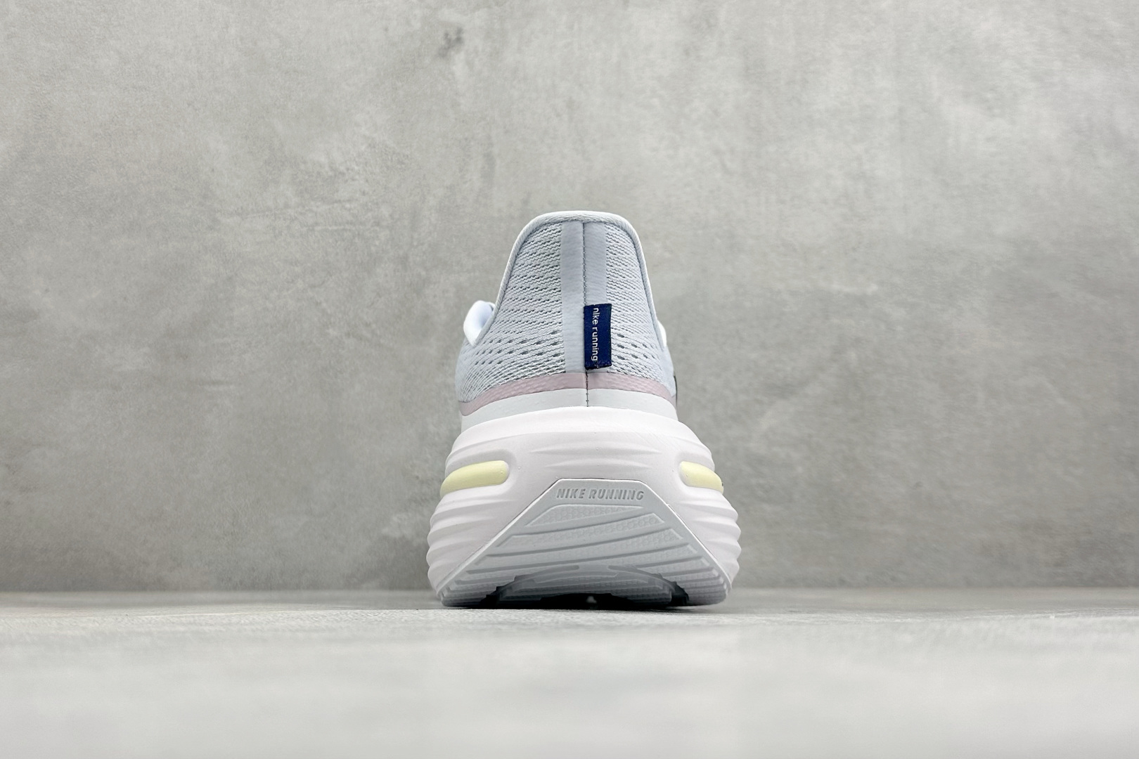 Nike Zoom Winflo 12 登月透气运动休闲缓震跑步鞋 #采用改良版网眼布和增加泡棉设计,专为驾驭耐力跑而设 Nike Zoom Winflo 12 登月透气运动休闲缓震跑步鞋 #采用改良版网眼布和增加泡棉设计,专为驾驭耐力跑而设