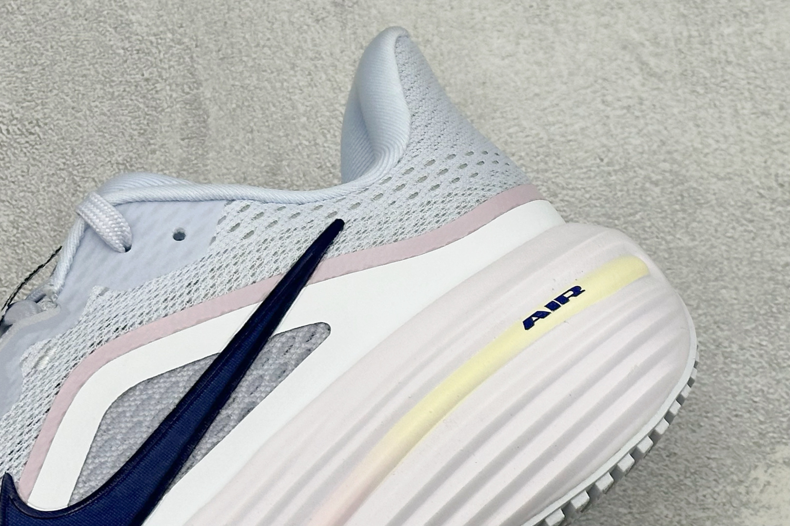 Nike Zoom Winflo 12 登月透气运动休闲缓震跑步鞋 #采用改良版网眼布和增加泡棉设计,专为驾驭耐力跑而设 Nike Zoom Winflo 12 登月透气运动休闲缓震跑步鞋 #采用改良版网眼布和增加泡棉设计,专为驾驭耐力跑而设
