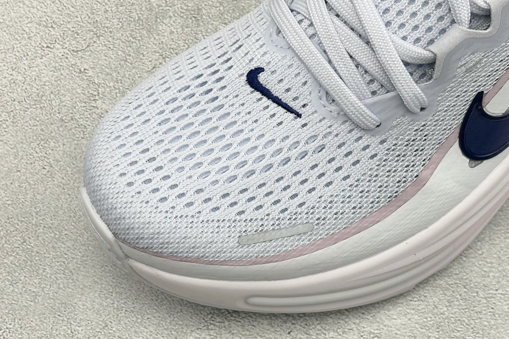 Nike Zoom Winflo 12 登月透气运动休闲缓震跑步鞋 #采用改良版网眼布和增加泡棉设计,专为驾驭耐力跑而设 Nike Zoom Winflo 12 登月透气运动休闲缓震跑步鞋 #采用改良版网眼布和增加泡棉设计,专为驾驭耐力跑而设