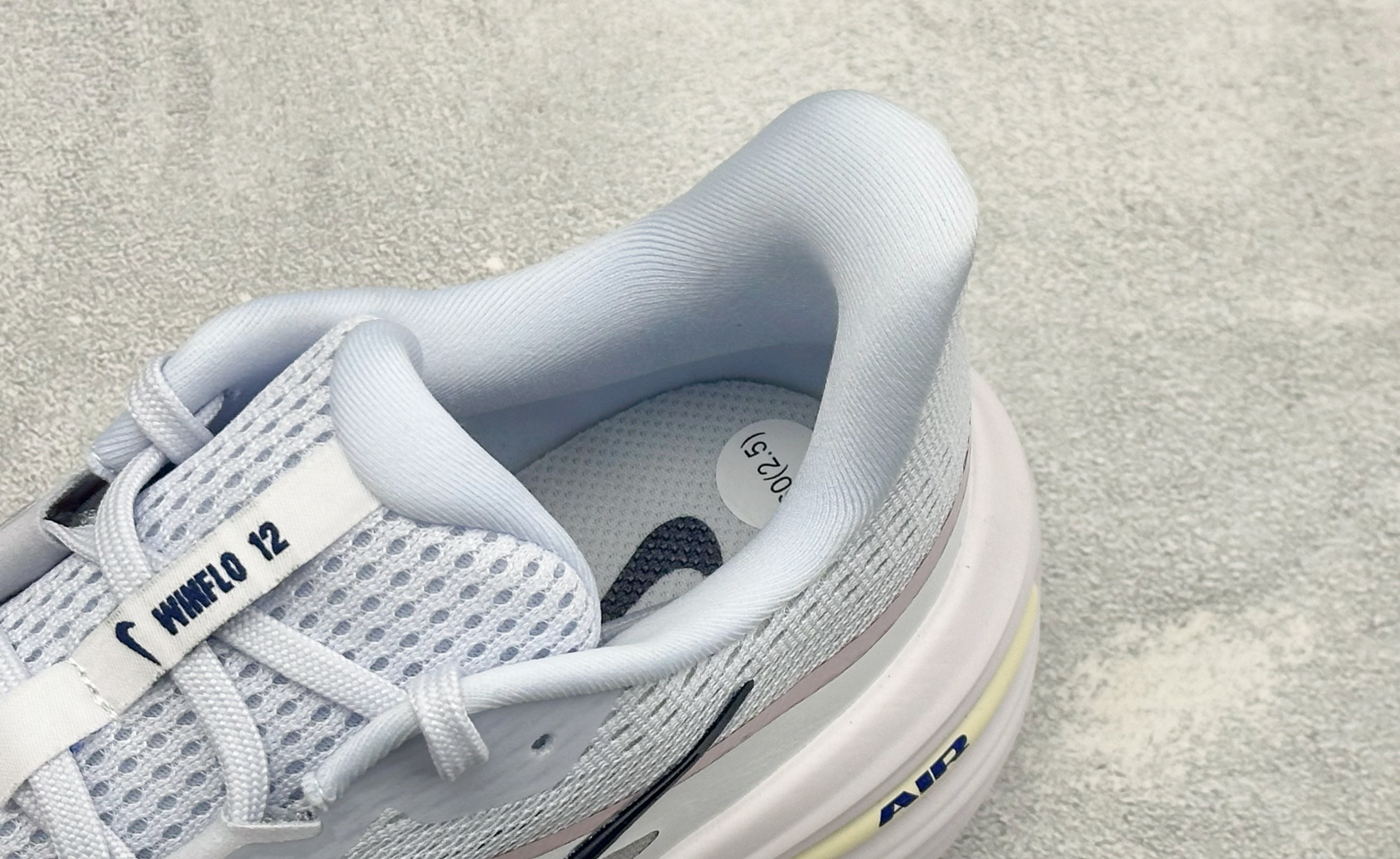 Nike Zoom Winflo 12 登月透气运动休闲缓震跑步鞋 #采用改良版网眼布和增加泡棉设计,专为驾驭耐力跑而设 Nike Zoom Winflo 12 登月透气运动休闲缓震跑步鞋 #采用改良版网眼布和增加泡棉设计,专为驾驭耐力跑而设