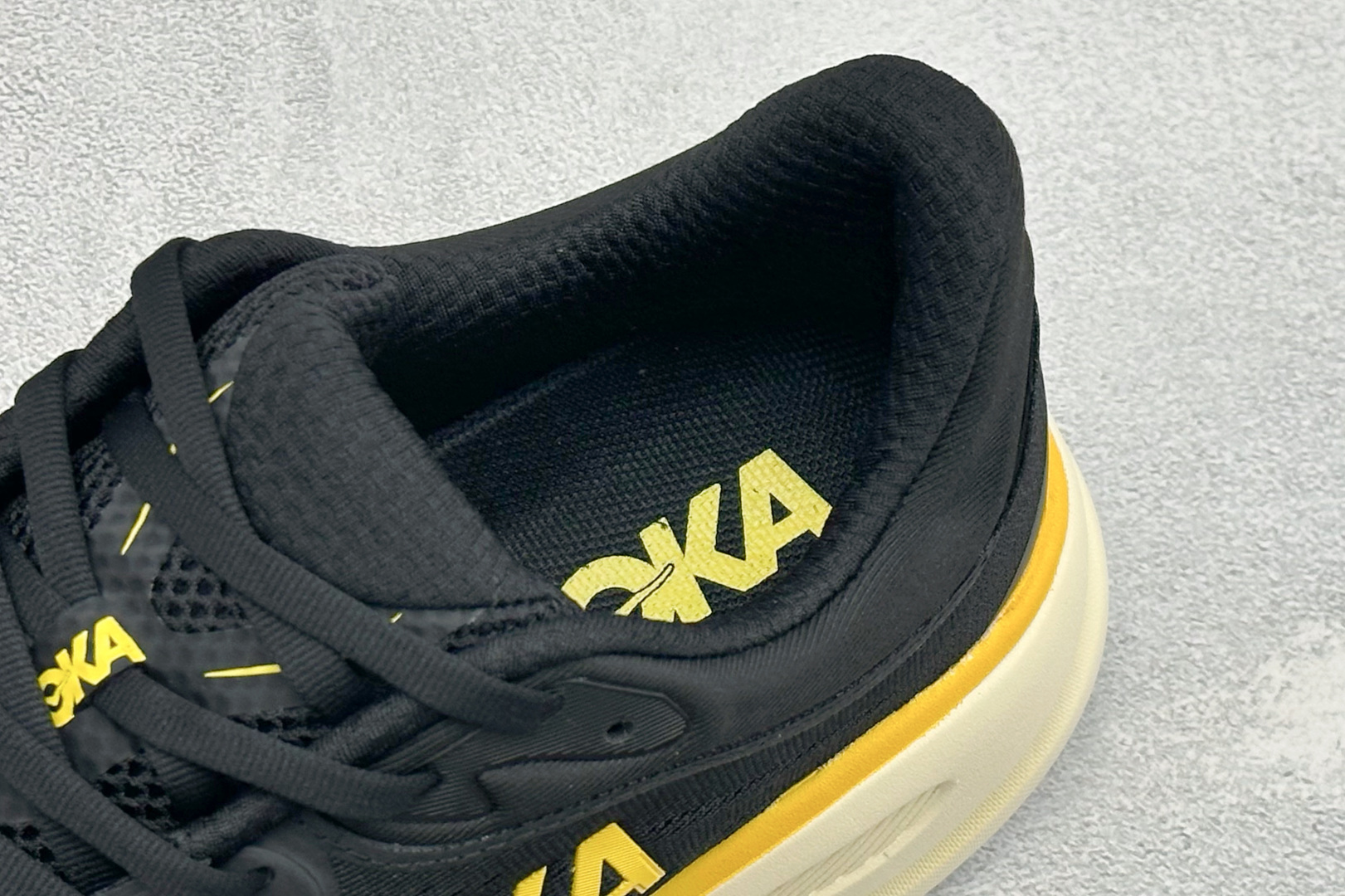 W版 HOKA ONE Bondi 9 机能缓震跑鞋 #鞋面部分采用工程网眼面料，可以确保必要的透气性能。使用了全新的莱