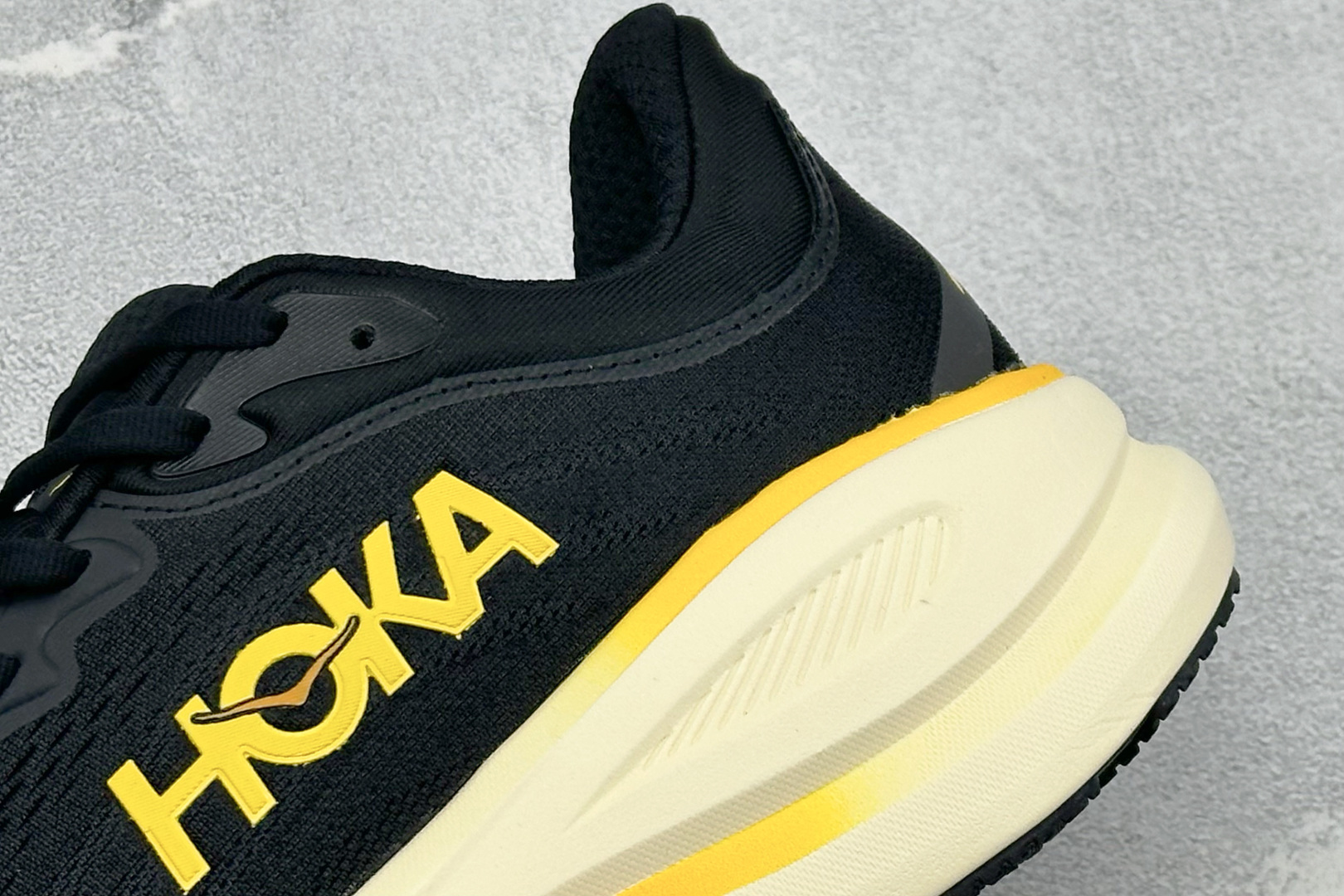 W版 HOKA ONE Bondi 9 机能缓震跑鞋 #鞋面部分采用工程网眼面料，可以确保必要的透气性能。使用了全新的莱