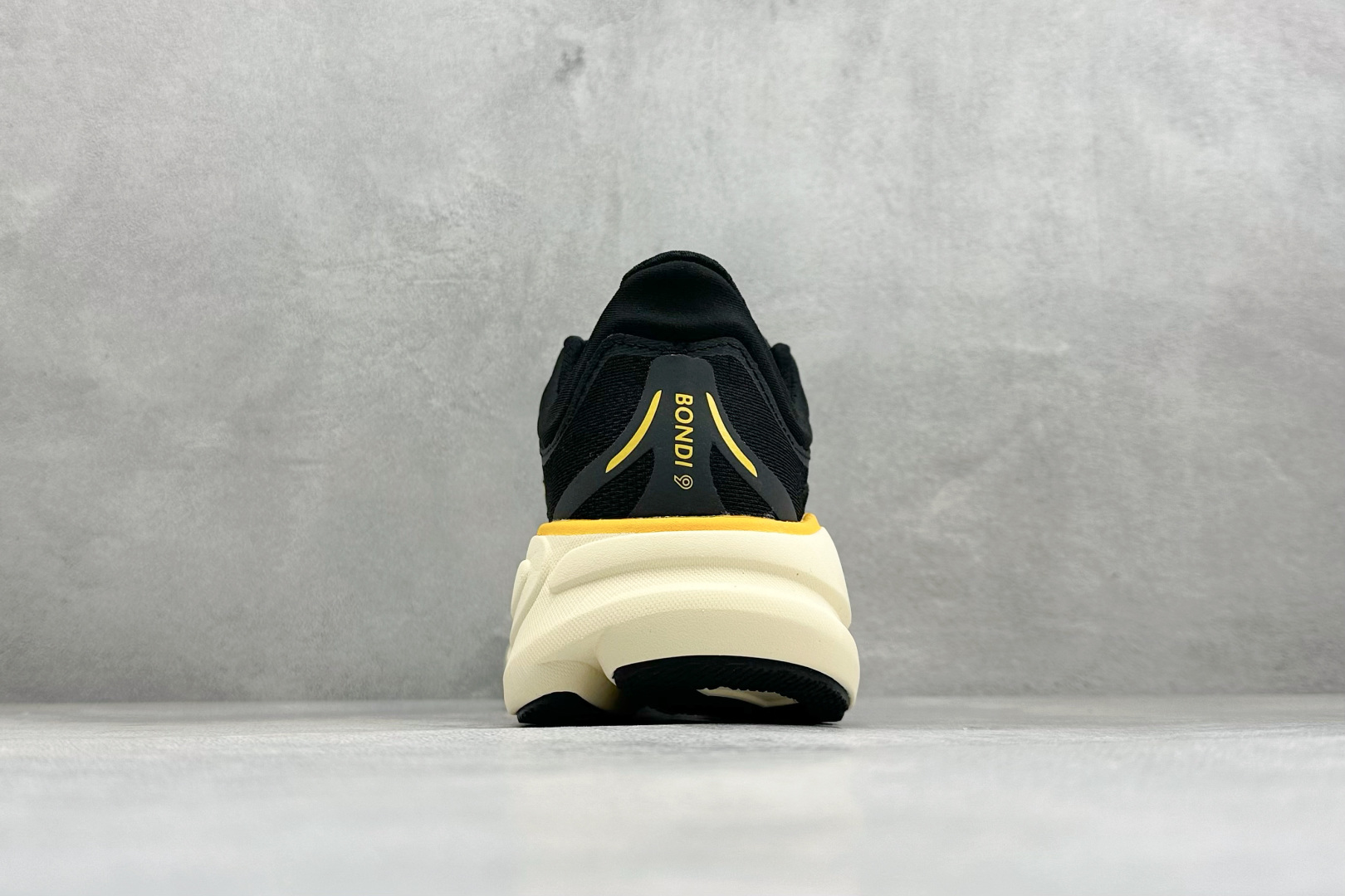 W版 HOKA ONE Bondi 9 机能缓震跑鞋 #鞋面部分采用工程网眼面料，可以确保必要的透气性能。使用了全新的莱