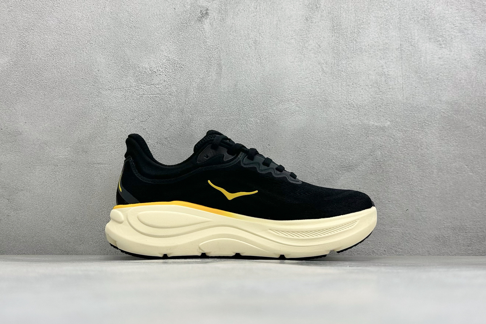 W版 HOKA ONE Bondi 9 机能缓震跑鞋 #鞋面部分采用工程网眼面料，可以确保必要的透气性能。使用了全新的莱