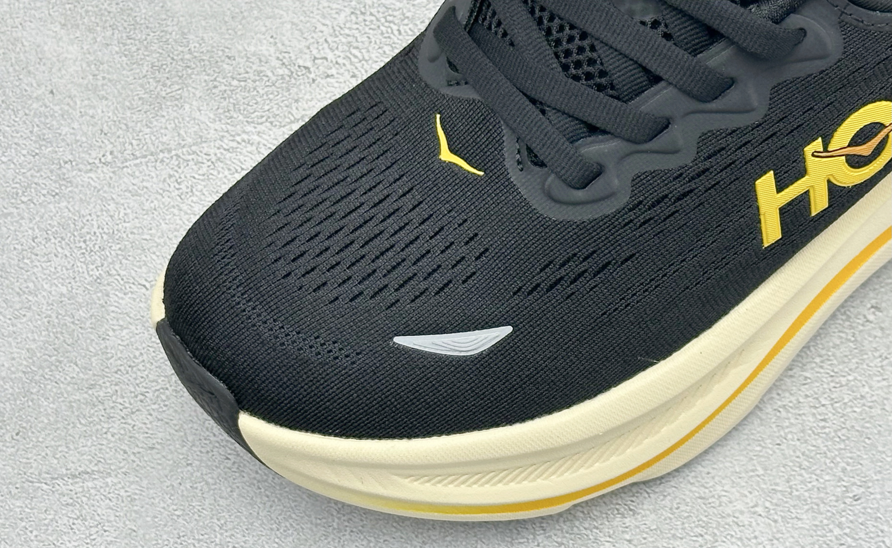 W版 HOKA ONE Bondi 9 机能缓震跑鞋 #鞋面部分采用工程网眼面料，可以确保必要的透气性能。使用了全新的莱
