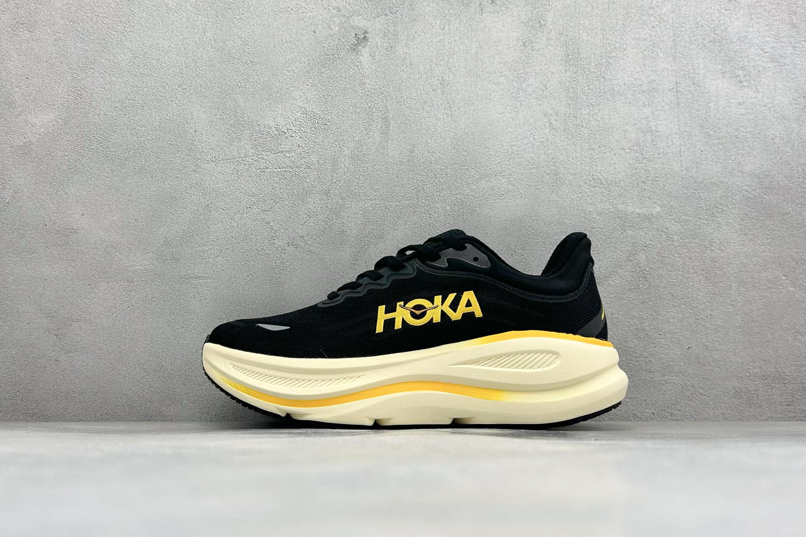 W版 HOKA ONE Bondi 9 机能缓震跑鞋 #鞋面部分采用工程网眼面料，可以确保必要的透气性能。使用了全新的莱