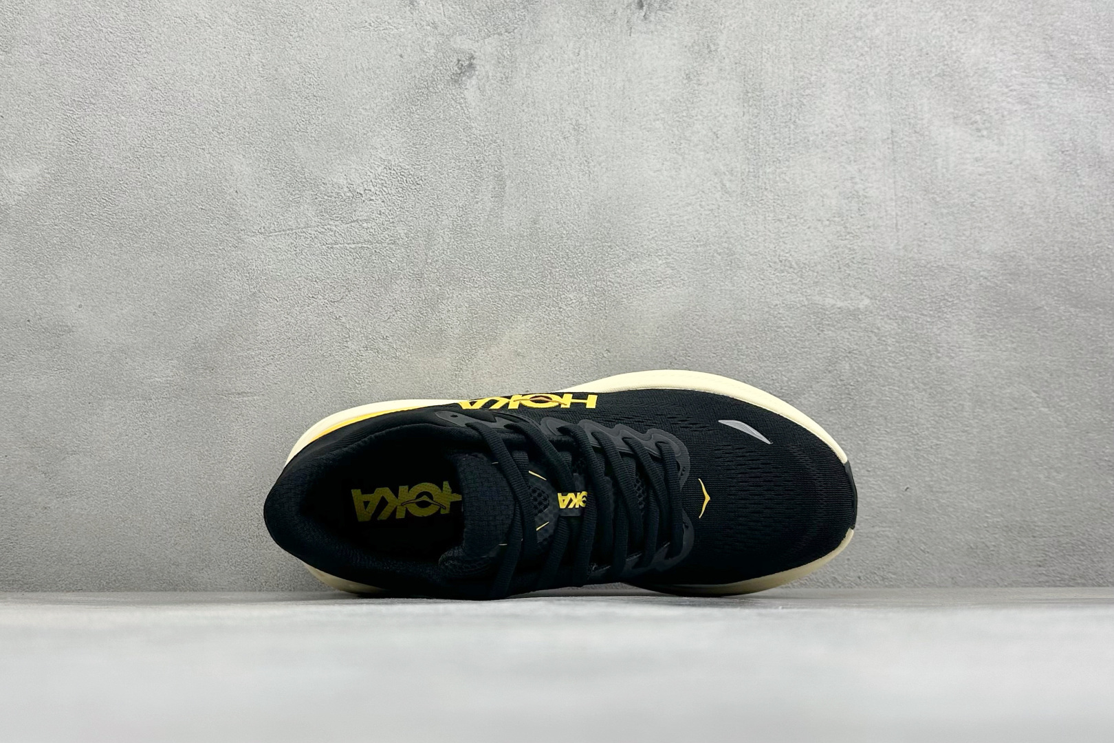 W版 HOKA ONE Bondi 9 机能缓震跑鞋 #鞋面部分采用工程网眼面料，可以确保必要的透气性能。使用了全新的莱