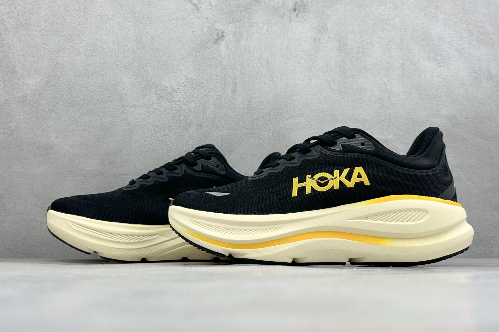 W版 HOKA ONE Bondi 9 机能缓震跑鞋 #鞋面部分采用工程网眼面料，可以确保必要的透气性能。使用了全新的莱