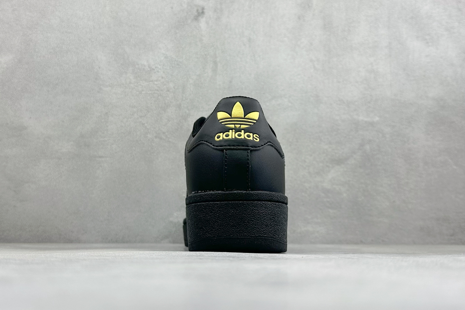 D版AD Originals Superstar 贝壳头板鞋 采用全新头层拼接皮革材质 后跟采用特色3D立体印字 渠道正