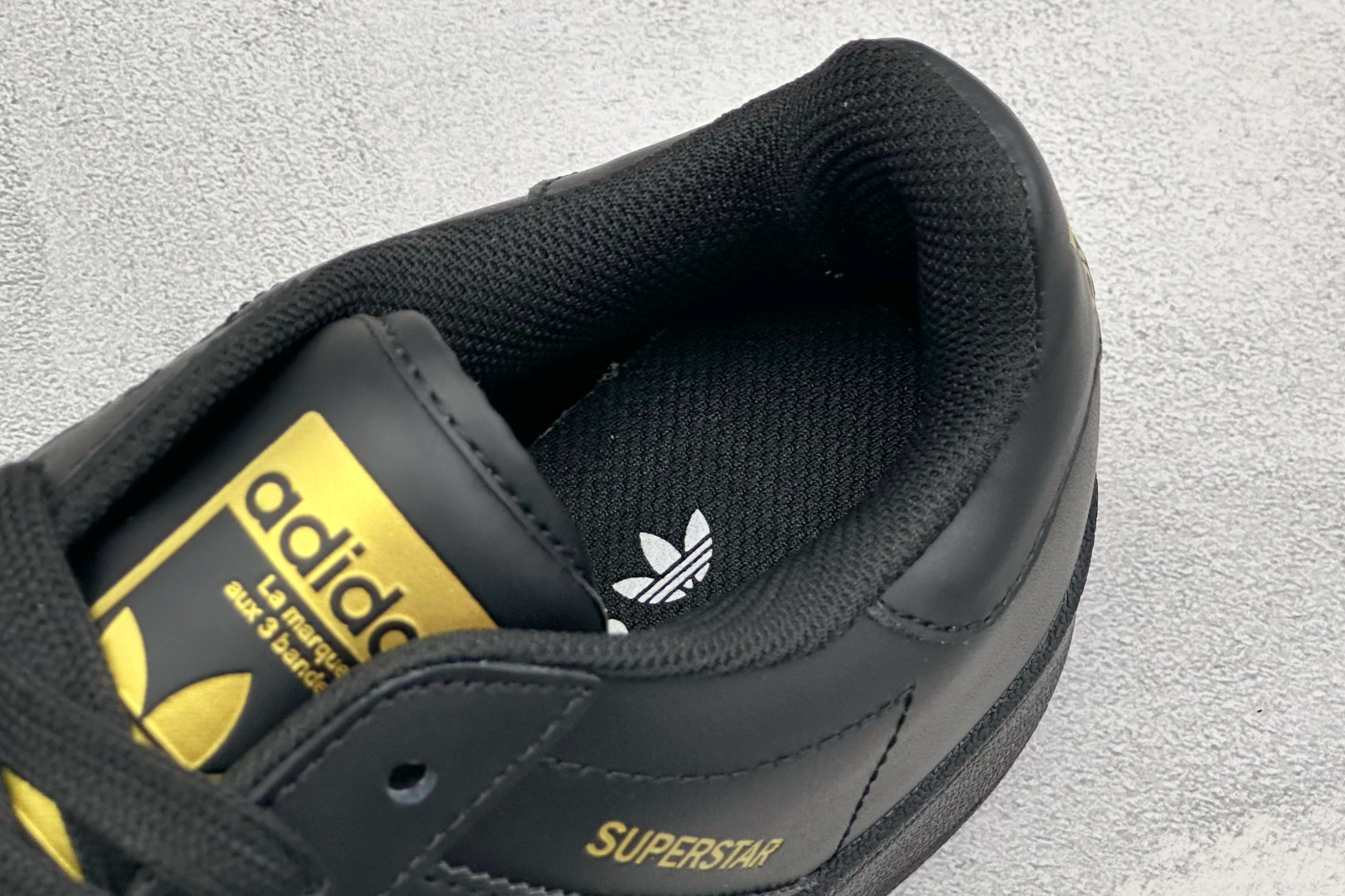 D版AD Originals Superstar 贝壳头板鞋 采用全新头层拼接皮革材质 后跟采用特色3D立体印字 渠道正