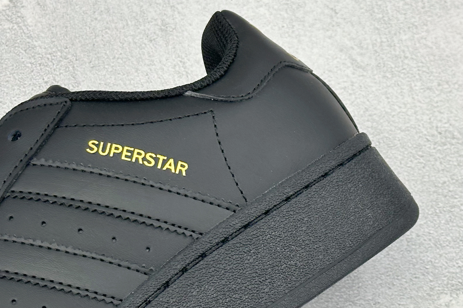 D版AD Originals Superstar 贝壳头板鞋 采用全新头层拼接皮革材质 后跟采用特色3D立体印字 渠道正