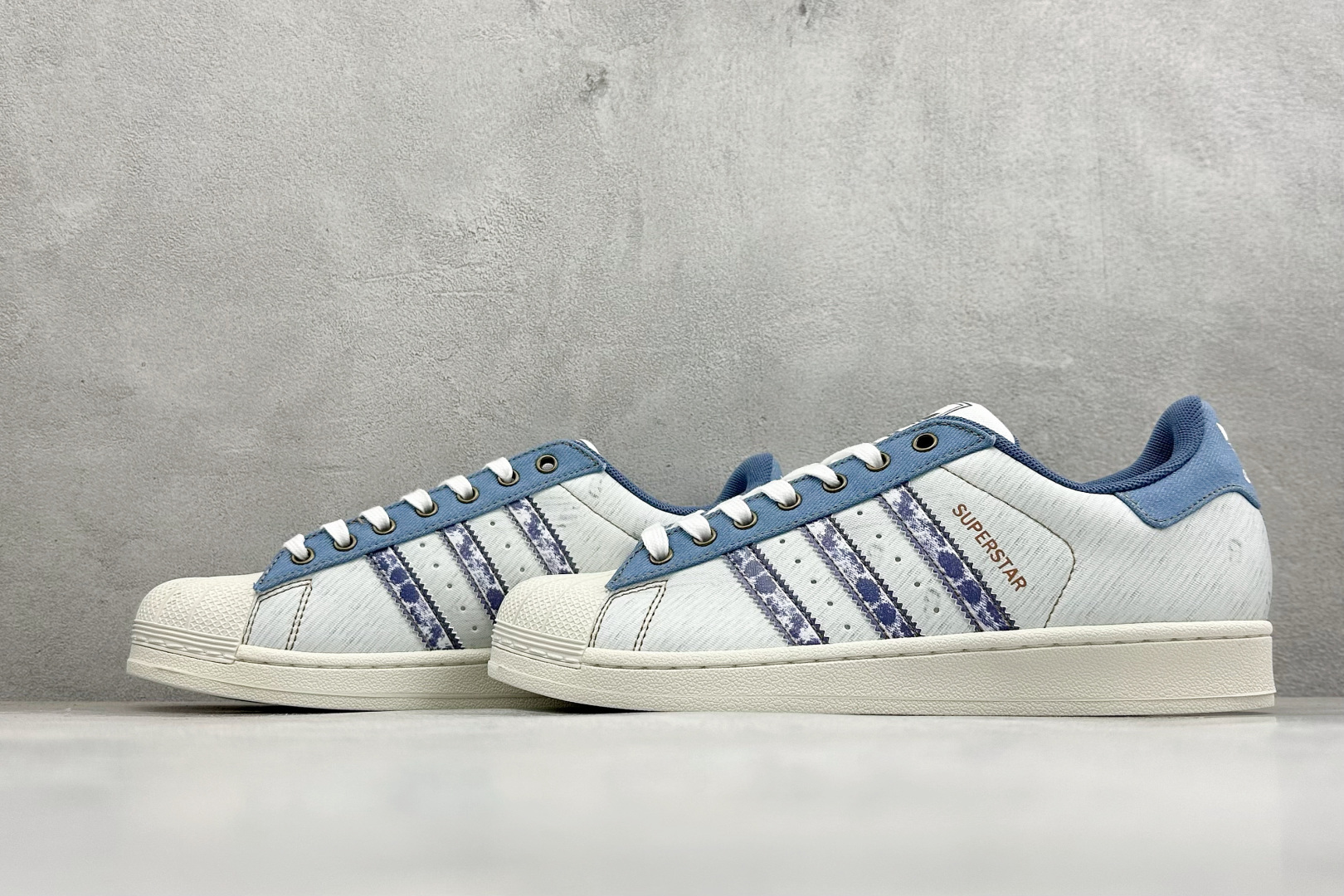 D版AD Originals Superstar 贝壳头板鞋 采用全新头层拼接皮革材质 后跟采用特色3D立体印字 渠道正 D版AD Originals Superstar 贝壳头板鞋 采用全新头层拼接皮革材质 后跟采用特色3D立体印字 渠道正
