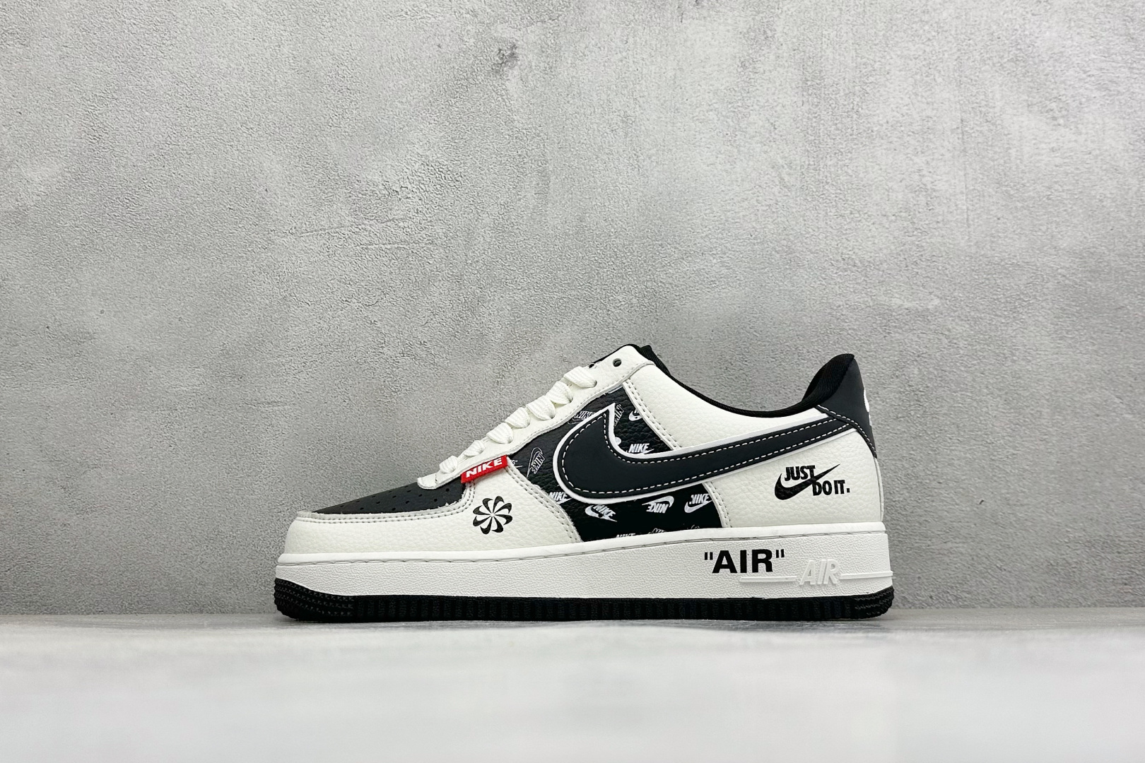 黑白潮搭空军一号出圈 AIR FORCE 1 经典AF1低帮板鞋自带潮流氛围感，米白拼接黑皮革质感细腻，满印耐克暗纹辨识
