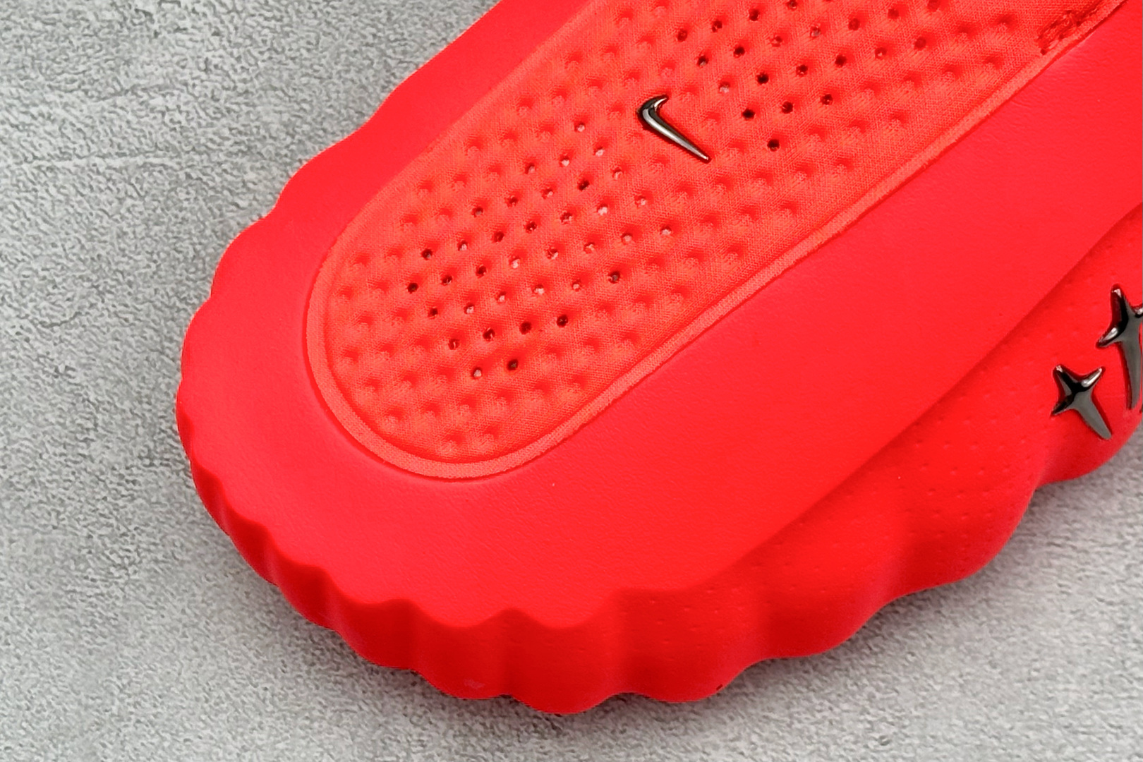 Nike Mind 001 神经科学足底按摩拖鞋 #全新热门款 从神经科学中汲取灵感 鞋面采用穿孔透气织物材质 鞋底22