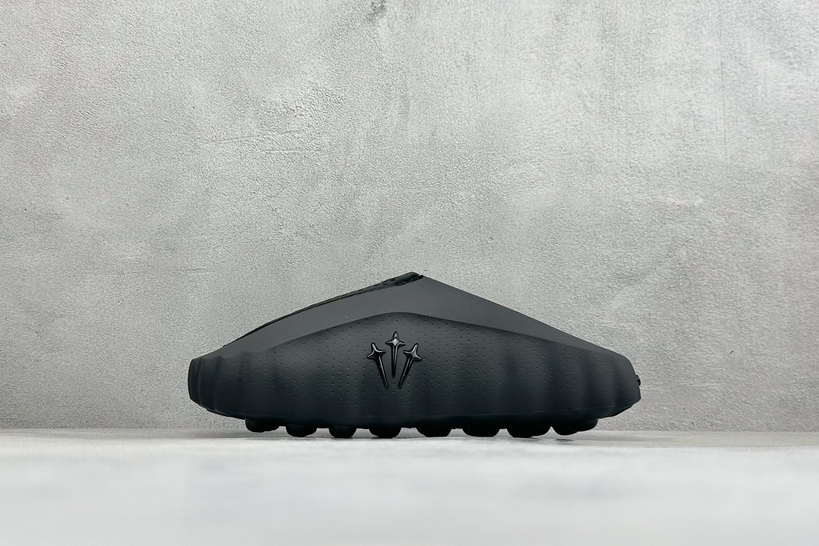Nike Mind 001 神经科学足底按摩拖鞋 #全新热门款 从神经科学中汲取灵感 鞋面采用穿孔透气织物材质 鞋底22