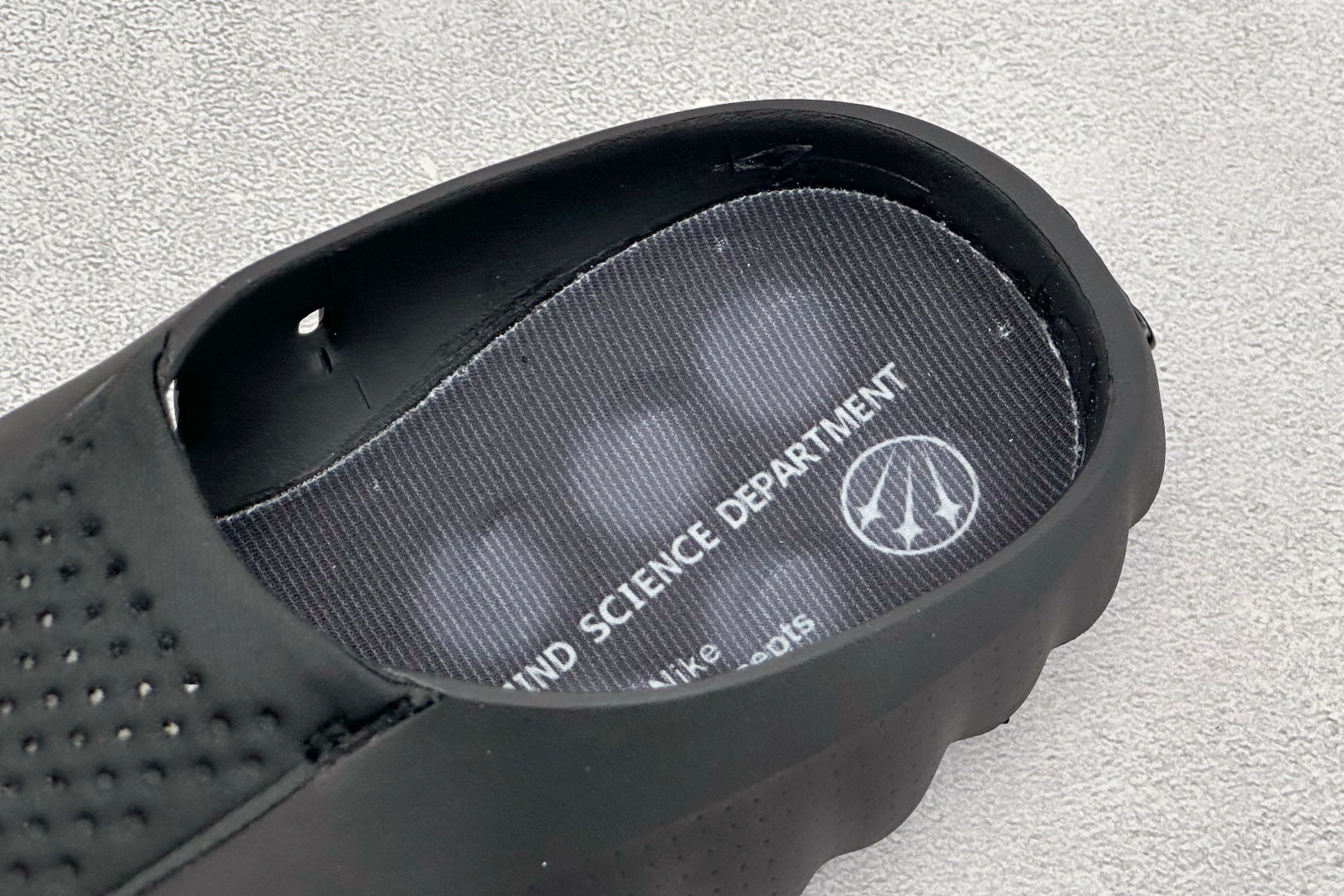 Nike Mind 001 神经科学足底按摩拖鞋 #全新热门款 从神经科学中汲取灵感 鞋面采用穿孔透气织物材质 鞋底22
