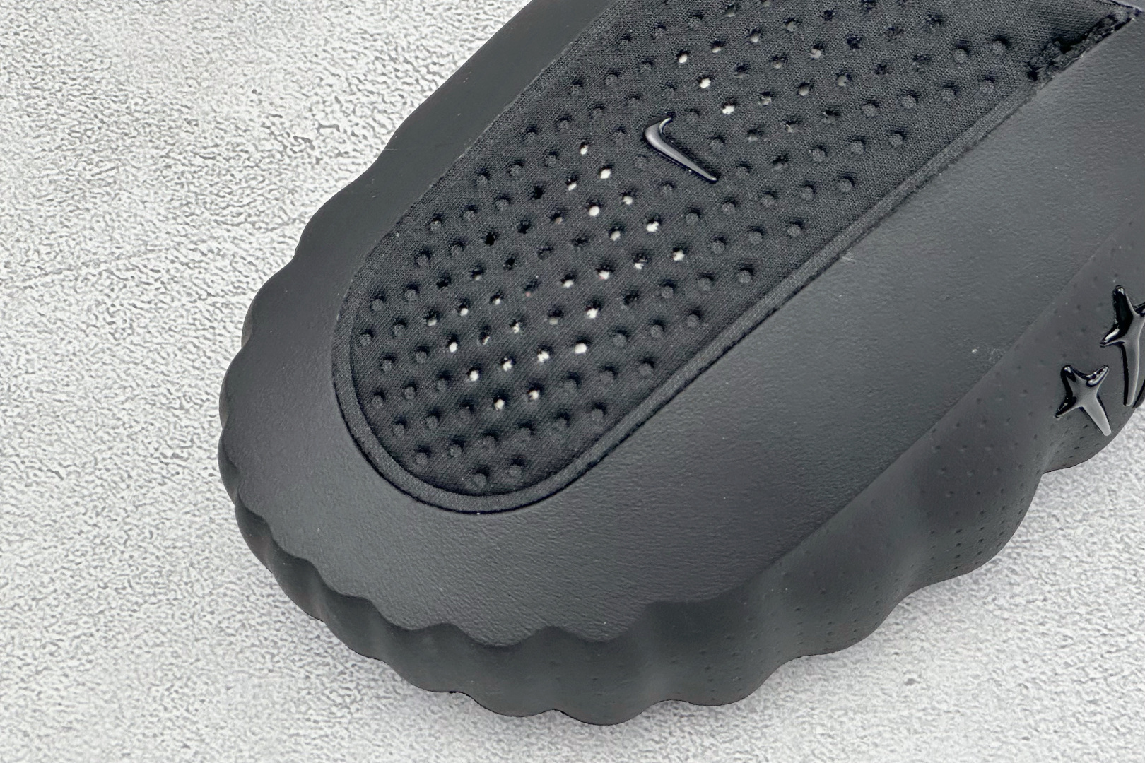 Nike Mind 001 神经科学足底按摩拖鞋 #全新热门款 从神经科学中汲取灵感 鞋面采用穿孔透气织物材质 鞋底22