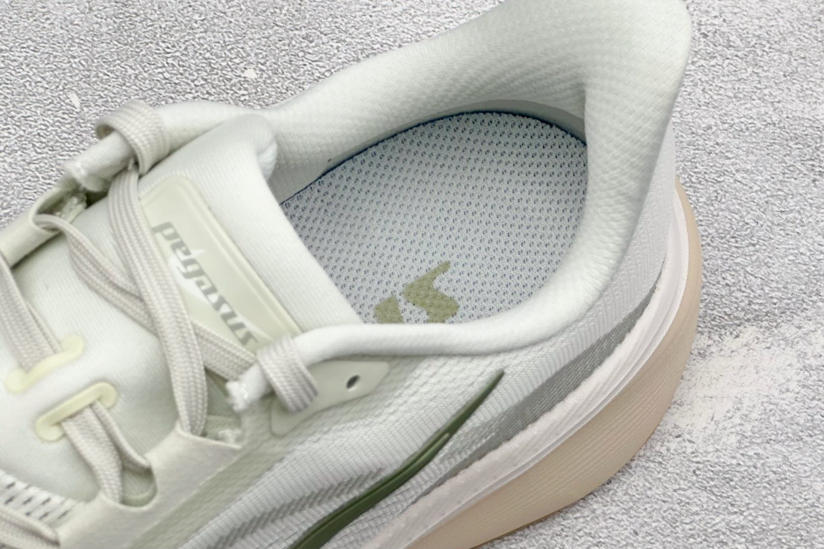 Nike Air Zoom Pegasus 42 耐克网面透气轻便耐磨跑鞋 货号：IB1873-020 尺码：39-48