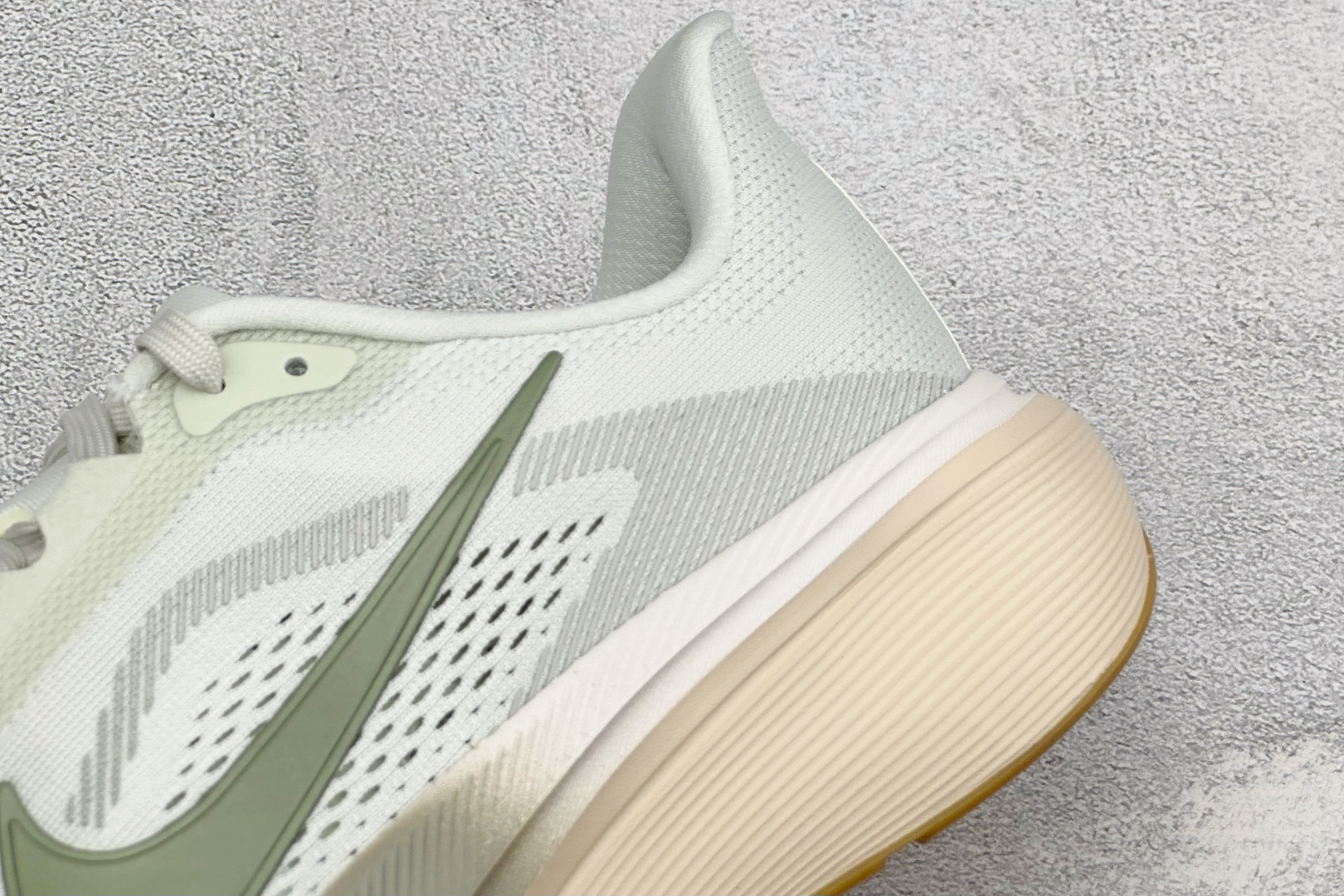 Nike Air Zoom Pegasus 42 耐克网面透气轻便耐磨跑鞋 货号：IB1873-020 尺码：39-48