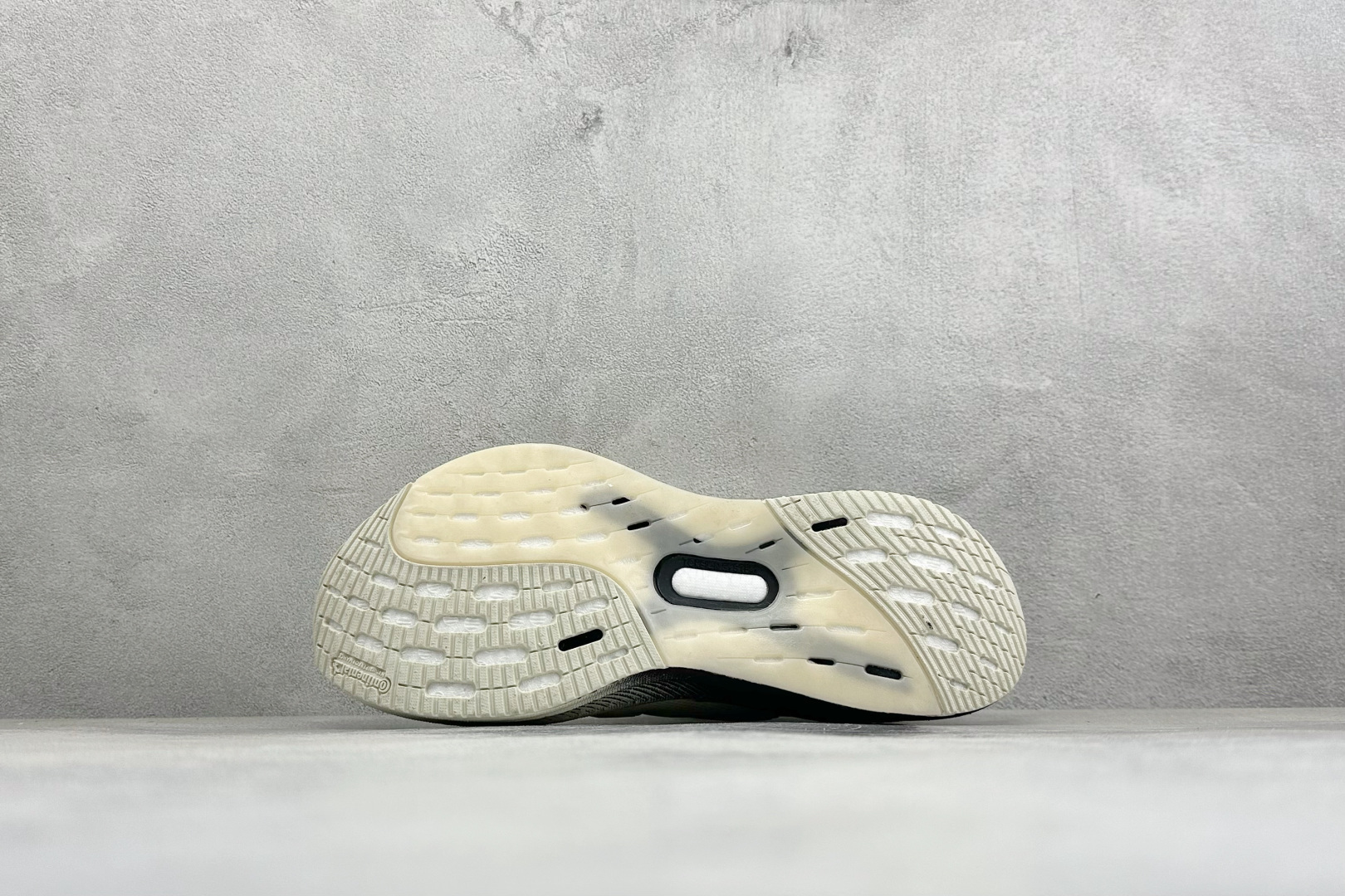 Adidas Ultraboost 5X 耐磨缓震休闲运动跑鞋 采用网材搭配反光皮革鞋面 配上Stretchweb网格外