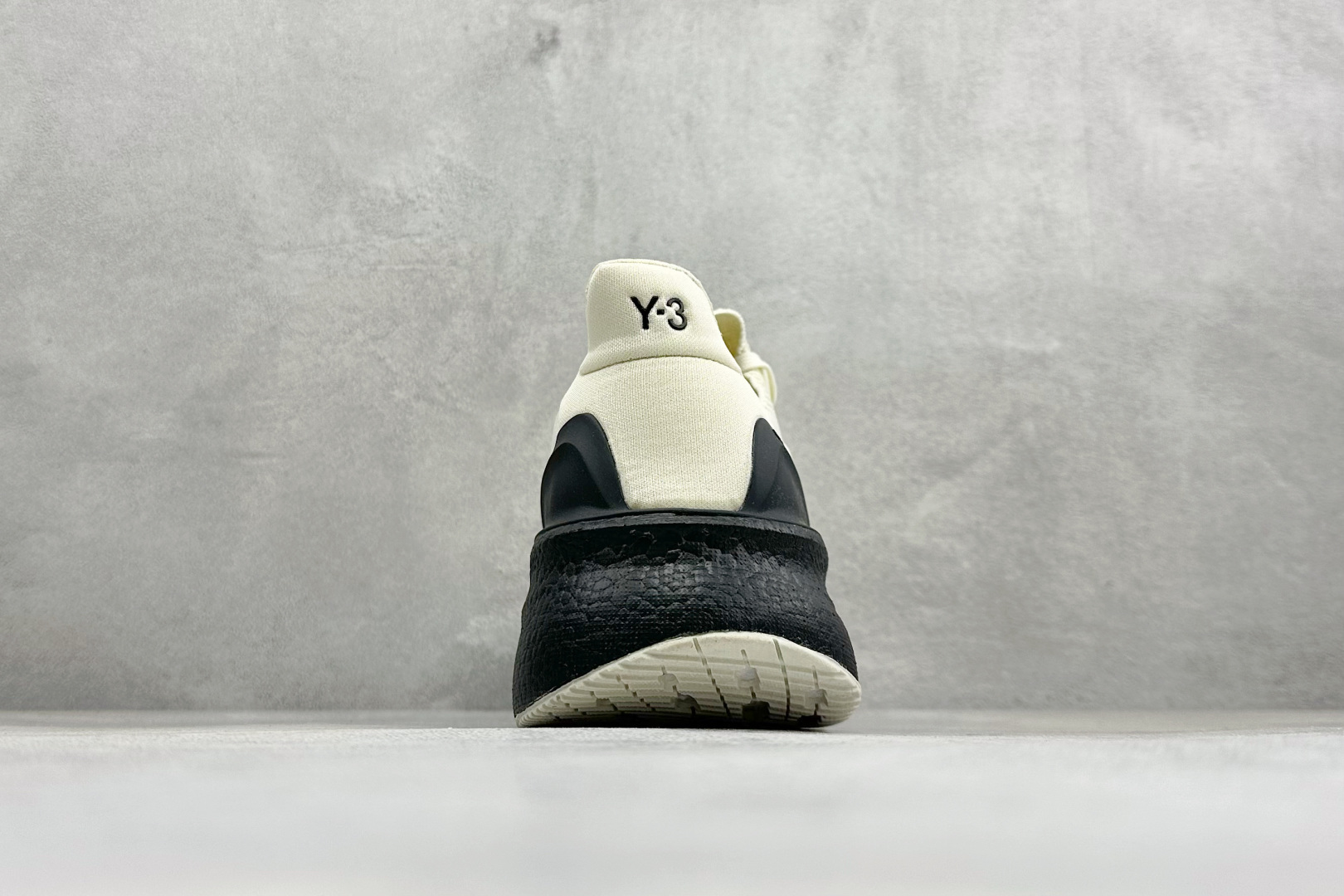 Adidas Ultraboost 5X 耐磨缓震休闲运动跑鞋 采用网材搭配反光皮革鞋面 配上Stretchweb网格外