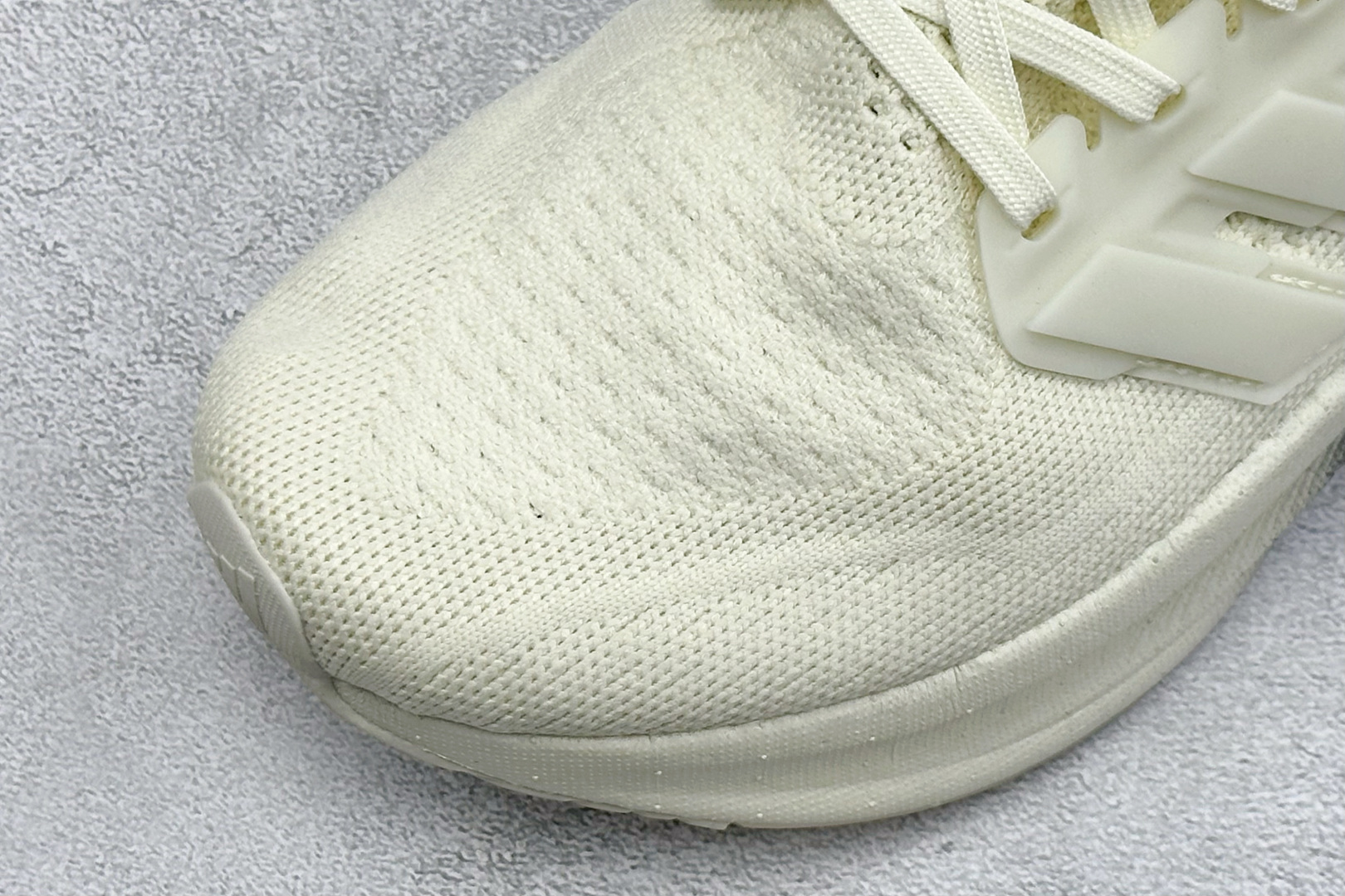 Adidas Ultraboost 5X 耐磨缓震休闲运动跑鞋 采用网材搭配反光皮革鞋面 配上Stretchweb网格外