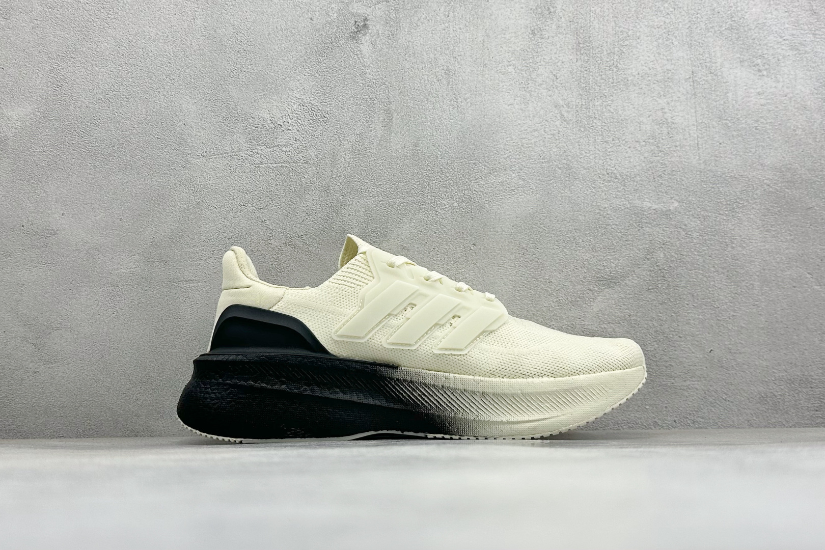 Adidas Ultraboost 5X 耐磨缓震休闲运动跑鞋 采用网材搭配反光皮革鞋面 配上Stretchweb网格外
