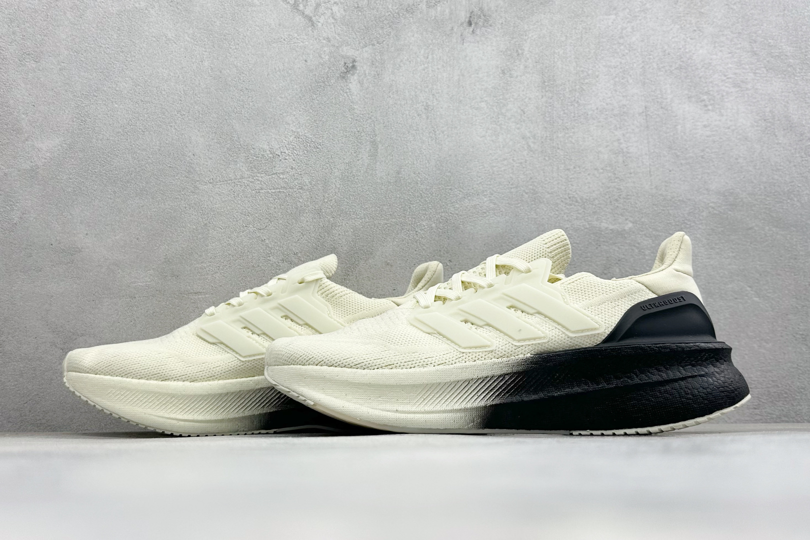 Adidas Ultraboost 5X 耐磨缓震休闲运动跑鞋 采用网材搭配反光皮革鞋面 配上Stretchweb网格外