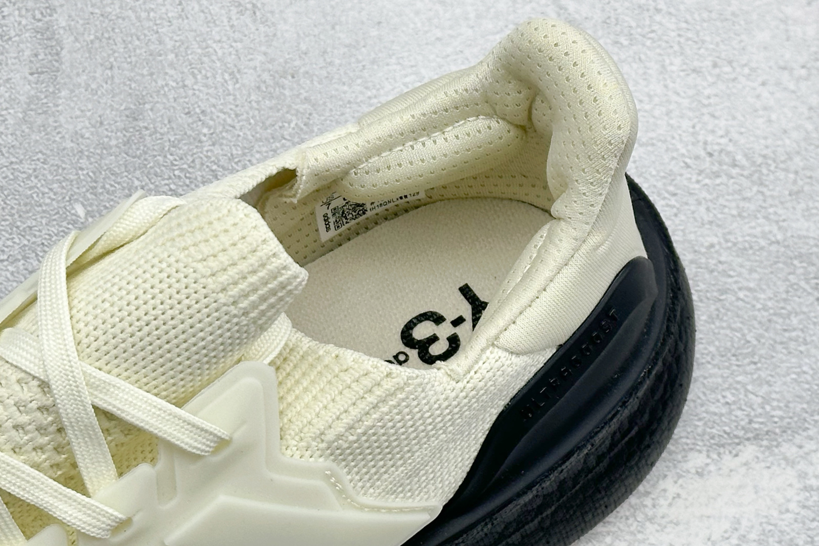 Adidas Ultraboost 5X 耐磨缓震休闲运动跑鞋 采用网材搭配反光皮革鞋面 配上Stretchweb网格外