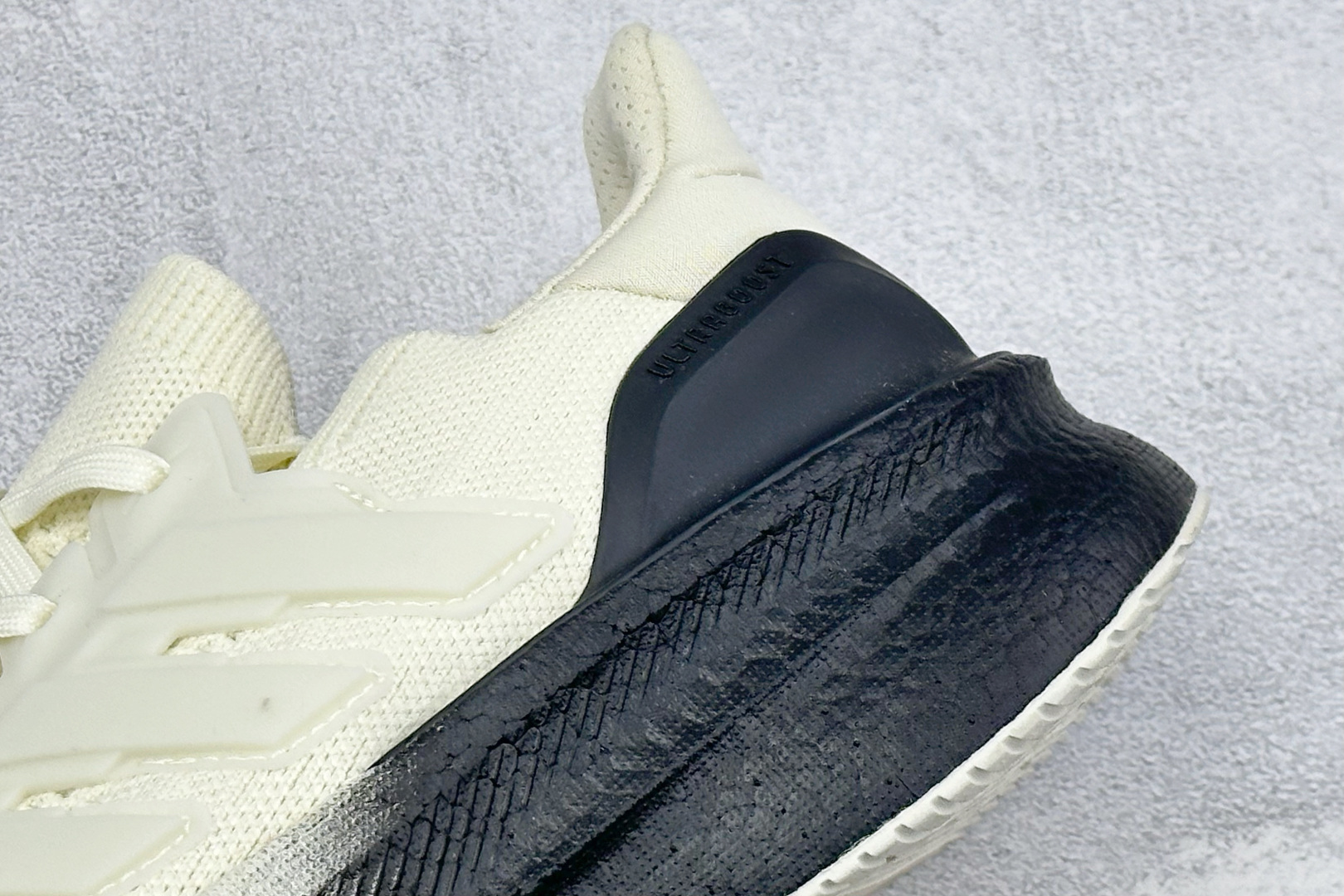 Adidas Ultraboost 5X 耐磨缓震休闲运动跑鞋 采用网材搭配反光皮革鞋面 配上Stretchweb网格外