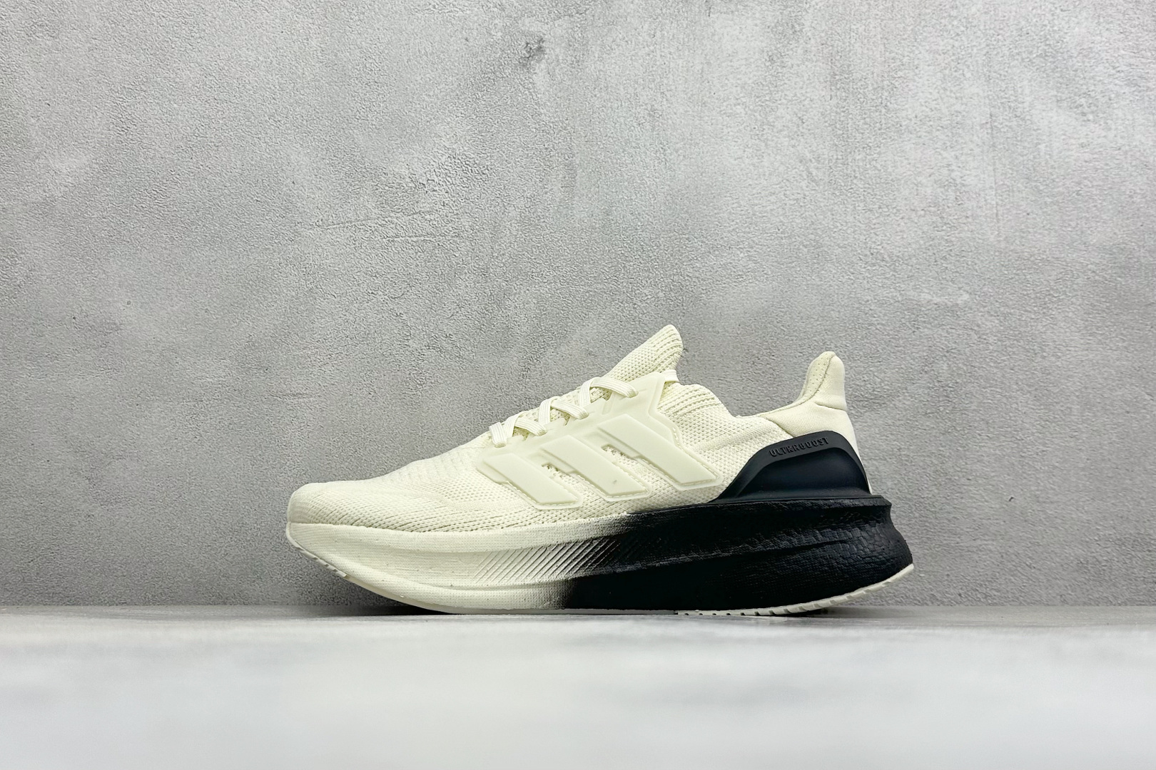 Adidas Ultraboost 5X 耐磨缓震休闲运动跑鞋 采用网材搭配反光皮革鞋面 配上Stretchweb网格外