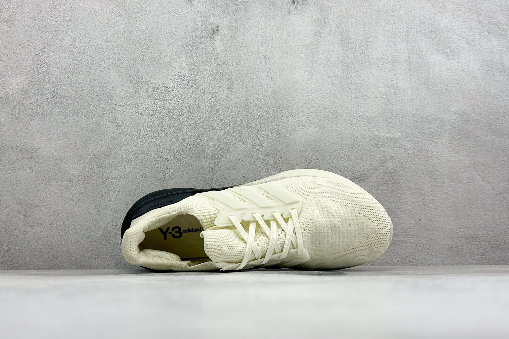 Adidas Ultraboost 5X 耐磨缓震休闲运动跑鞋 采用网材搭配反光皮革鞋面 配上Stretchweb网格外