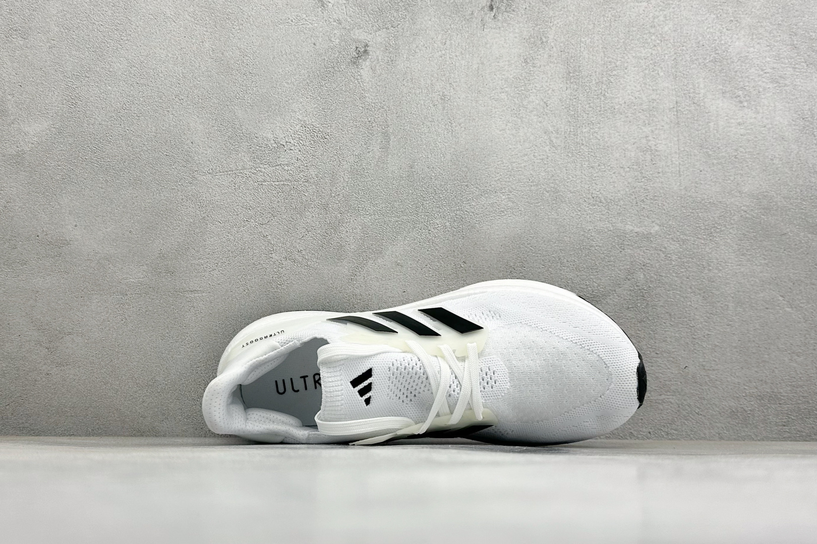 Adidas Ultraboost 5X 耐磨缓震休闲运动跑鞋 采用网材搭配反光皮革鞋面 配上Stretchweb网格外 Adidas Ultraboost 5X 耐磨缓震休闲运动跑鞋 采用网材搭配反光皮革鞋面 配上Stretchweb网格外