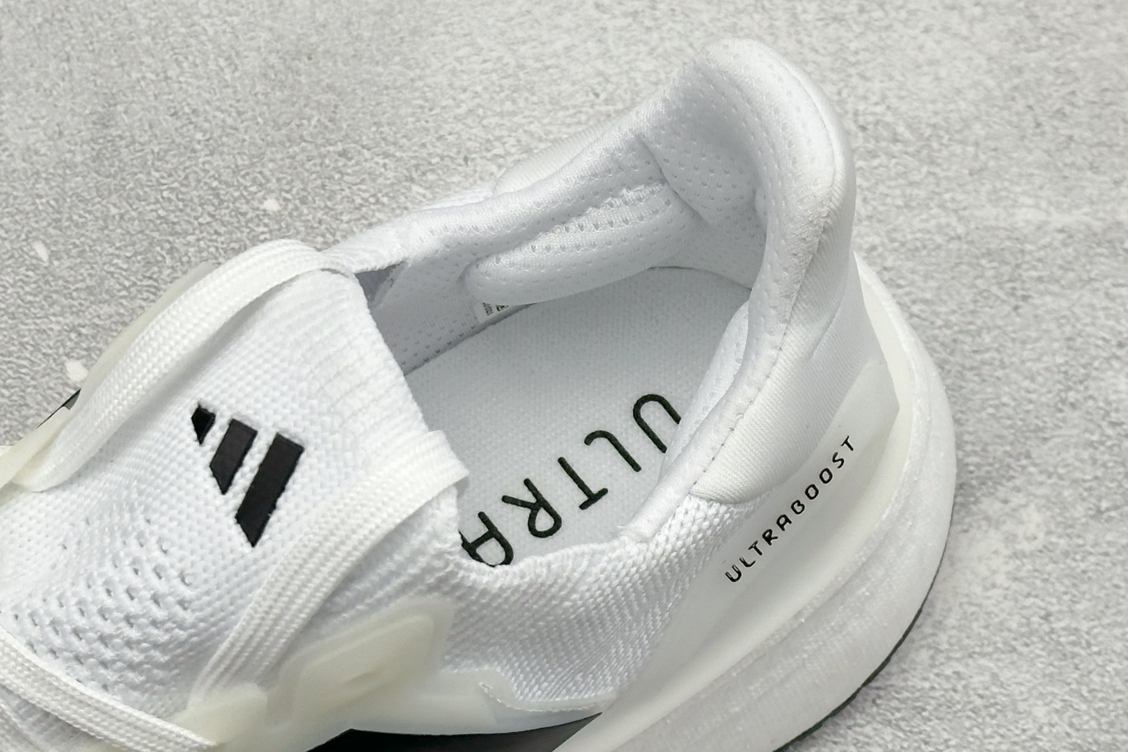 Adidas Ultraboost 5X 耐磨缓震休闲运动跑鞋 采用网材搭配反光皮革鞋面 配上Stretchweb网格外 Adidas Ultraboost 5X 耐磨缓震休闲运动跑鞋 采用网材搭配反光皮革鞋面 配上Stretchweb网格外