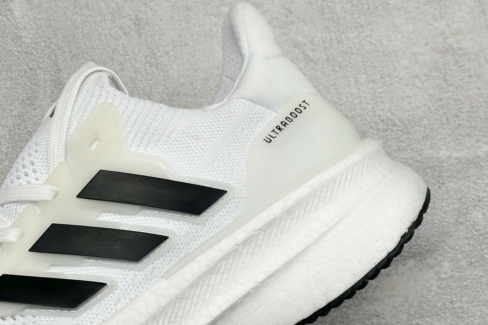 Adidas Ultraboost 5X 耐磨缓震休闲运动跑鞋 采用网材搭配反光皮革鞋面 配上Stretchweb网格外 Adidas Ultraboost 5X 耐磨缓震休闲运动跑鞋 采用网材搭配反光皮革鞋面 配上Stretchweb网格外
