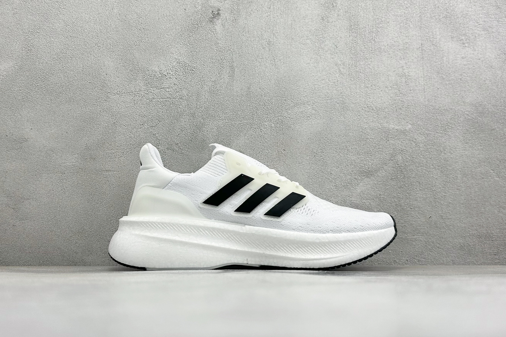Adidas Ultraboost 5X 耐磨缓震休闲运动跑鞋 采用网材搭配反光皮革鞋面 配上Stretchweb网格外 Adidas Ultraboost 5X 耐磨缓震休闲运动跑鞋 采用网材搭配反光皮革鞋面 配上Stretchweb网格外