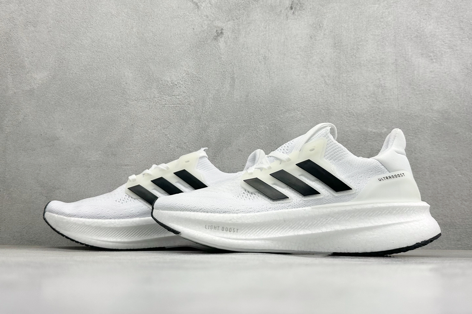 Adidas Ultraboost 5X 耐磨缓震休闲运动跑鞋 采用网材搭配反光皮革鞋面 配上Stretchweb网格外 Adidas Ultraboost 5X 耐磨缓震休闲运动跑鞋 采用网材搭配反光皮革鞋面 配上Stretchweb网格外