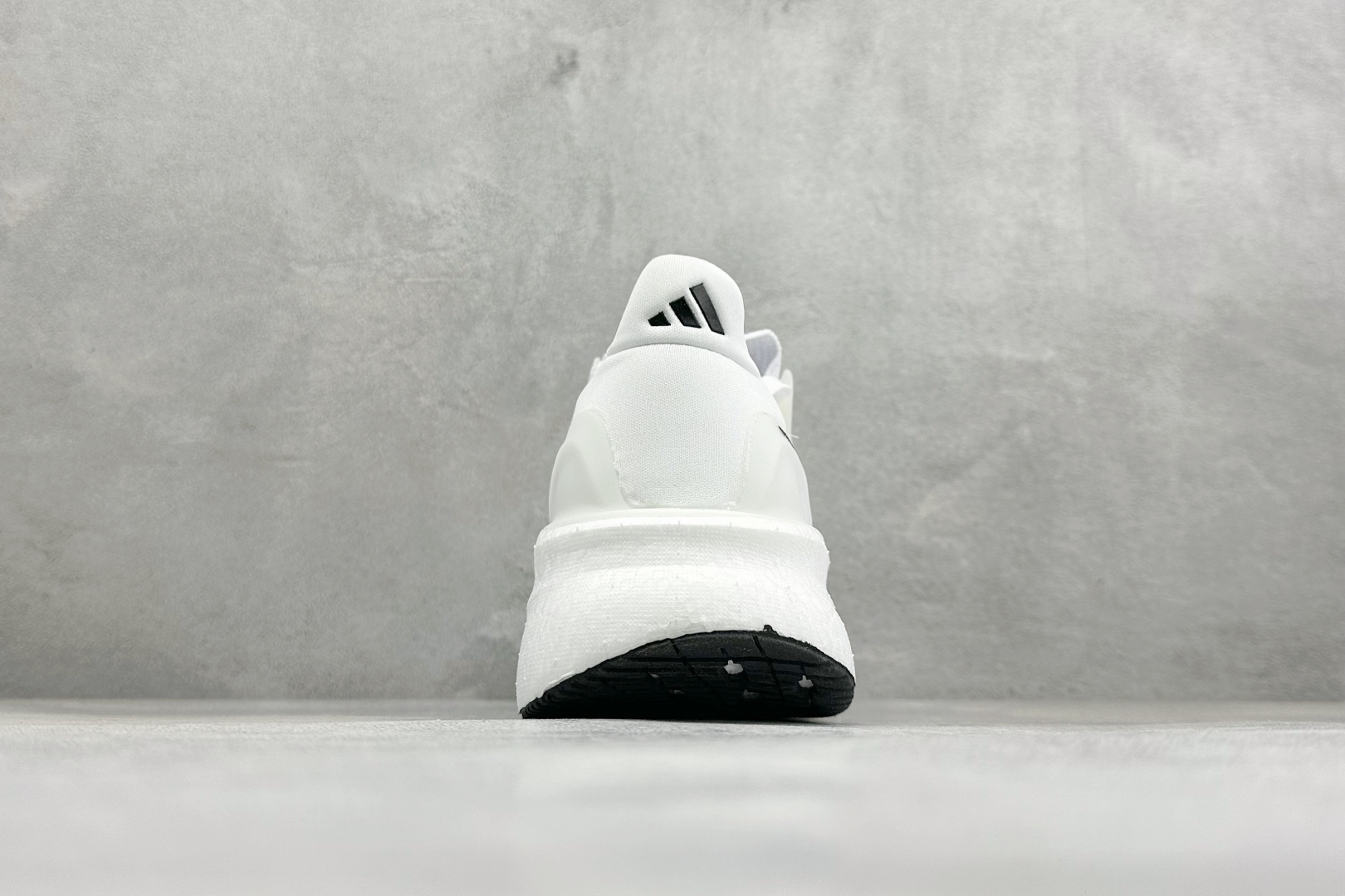 Adidas Ultraboost 5X 耐磨缓震休闲运动跑鞋 采用网材搭配反光皮革鞋面 配上Stretchweb网格外 Adidas Ultraboost 5X 耐磨缓震休闲运动跑鞋 采用网材搭配反光皮革鞋面 配上Stretchweb网格外