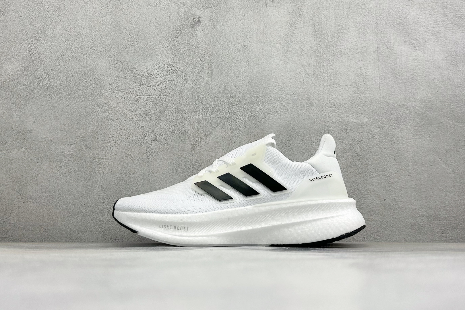 Adidas Ultraboost 5X 耐磨缓震休闲运动跑鞋 采用网材搭配反光皮革鞋面 配上Stretchweb网格外 Adidas Ultraboost 5X 耐磨缓震休闲运动跑鞋 采用网材搭配反光皮革鞋面 配上Stretchweb网格外