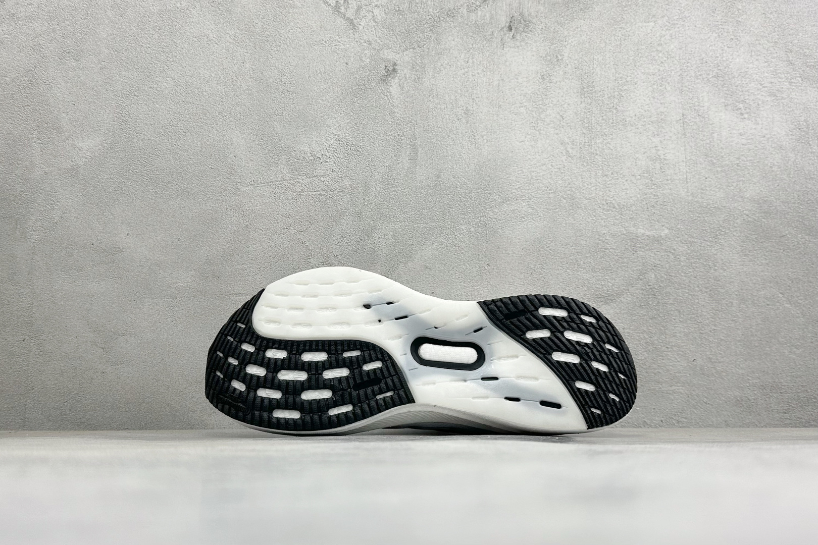 Adidas Ultraboost 5X 耐磨缓震休闲运动跑鞋 采用网材搭配反光皮革鞋面 配上Stretchweb网格外 Adidas Ultraboost 5X 耐磨缓震休闲运动跑鞋 采用网材搭配反光皮革鞋面 配上Stretchweb网格外