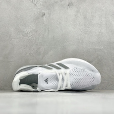 Adidas Ultraboost 5X 耐磨缓震休闲运动跑鞋 采用网材搭配反光皮革鞋面 配上Stretchweb网格外 Adidas Ultraboost 5X 耐磨缓震休闲运动跑鞋 采用网材搭配反光皮革鞋面 配上Stretchweb网格外